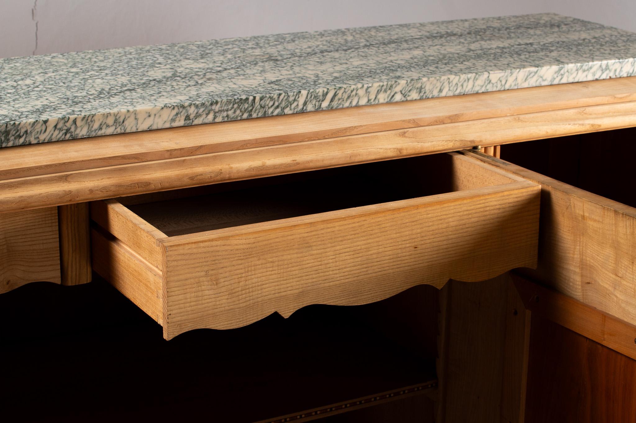 Buffet in Oak intagliato con piano in marmo, Francia, anni '50 in vendita 6