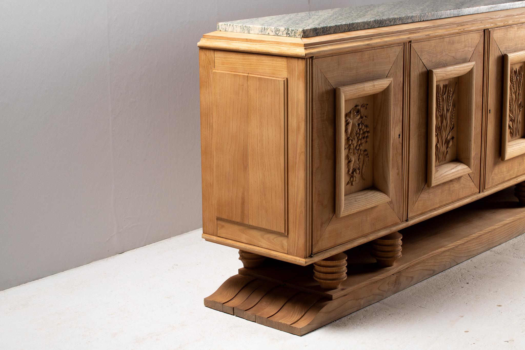 Buffet in Oak intagliato con piano in marmo, Francia, anni '50 in vendita 7