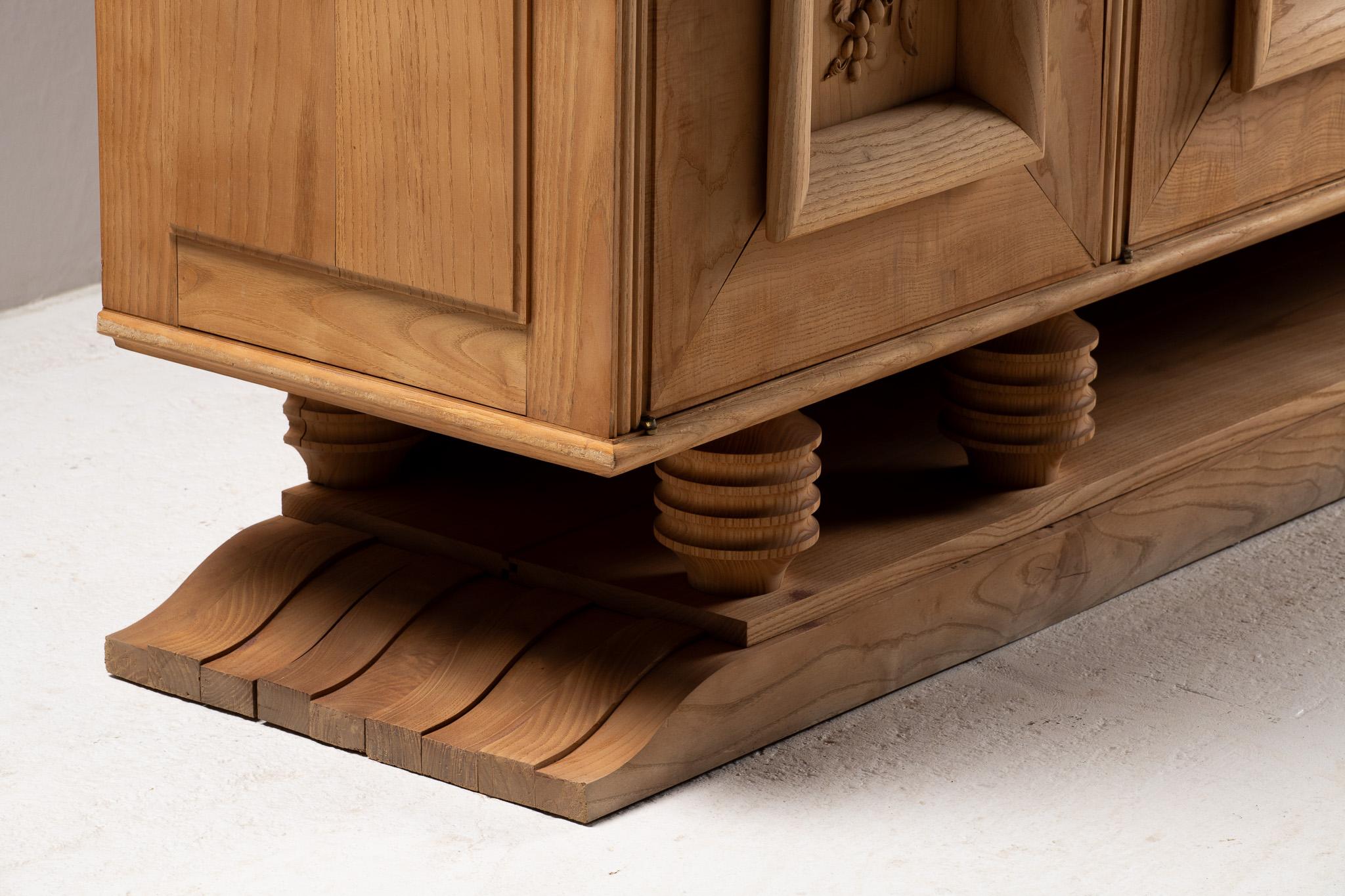 Buffet in Oak intagliato con piano in marmo, Francia, anni '50 in vendita 8