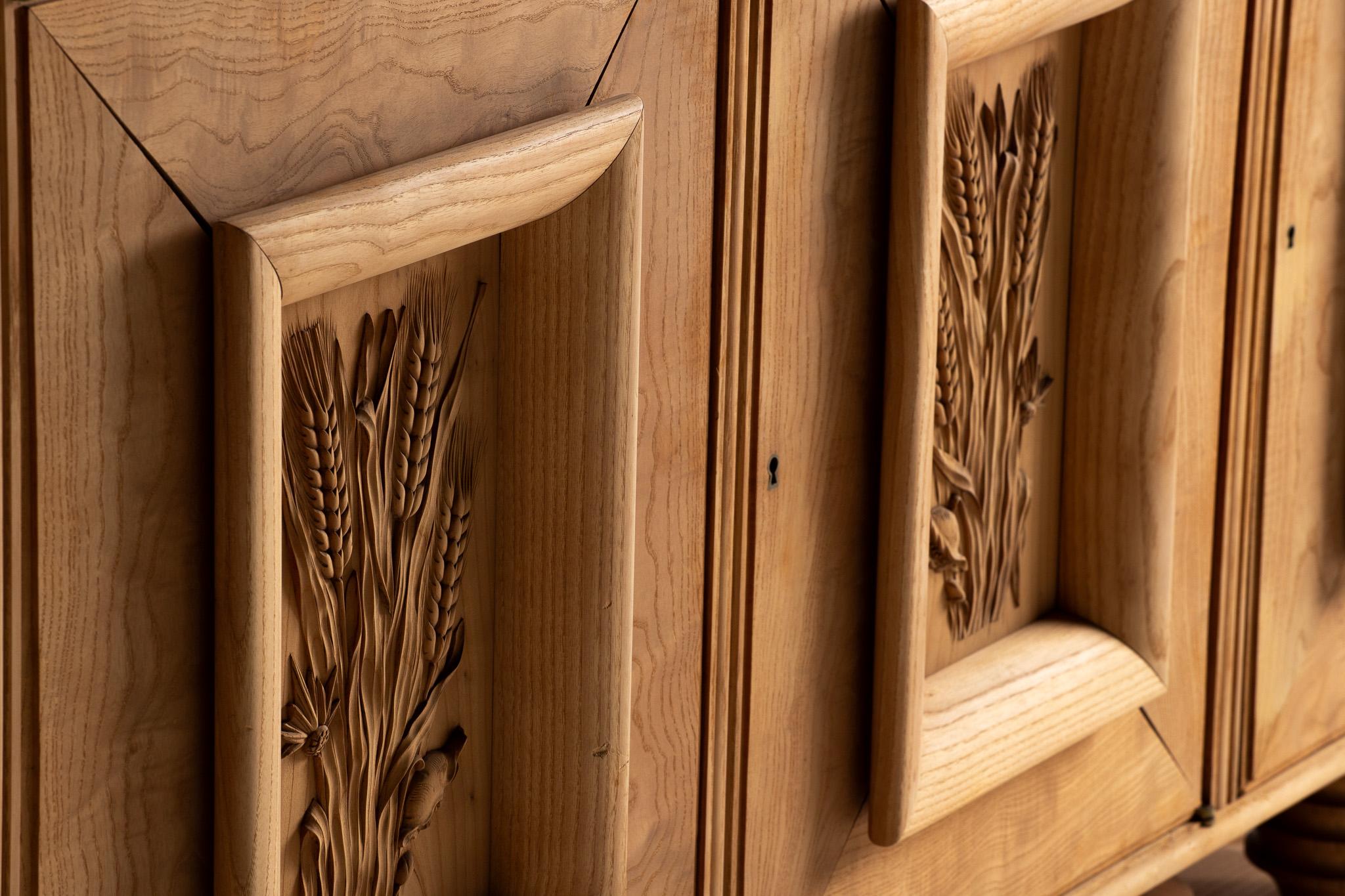 Buffet in Oak intagliato con piano in marmo, Francia, anni '50 in vendita 9
