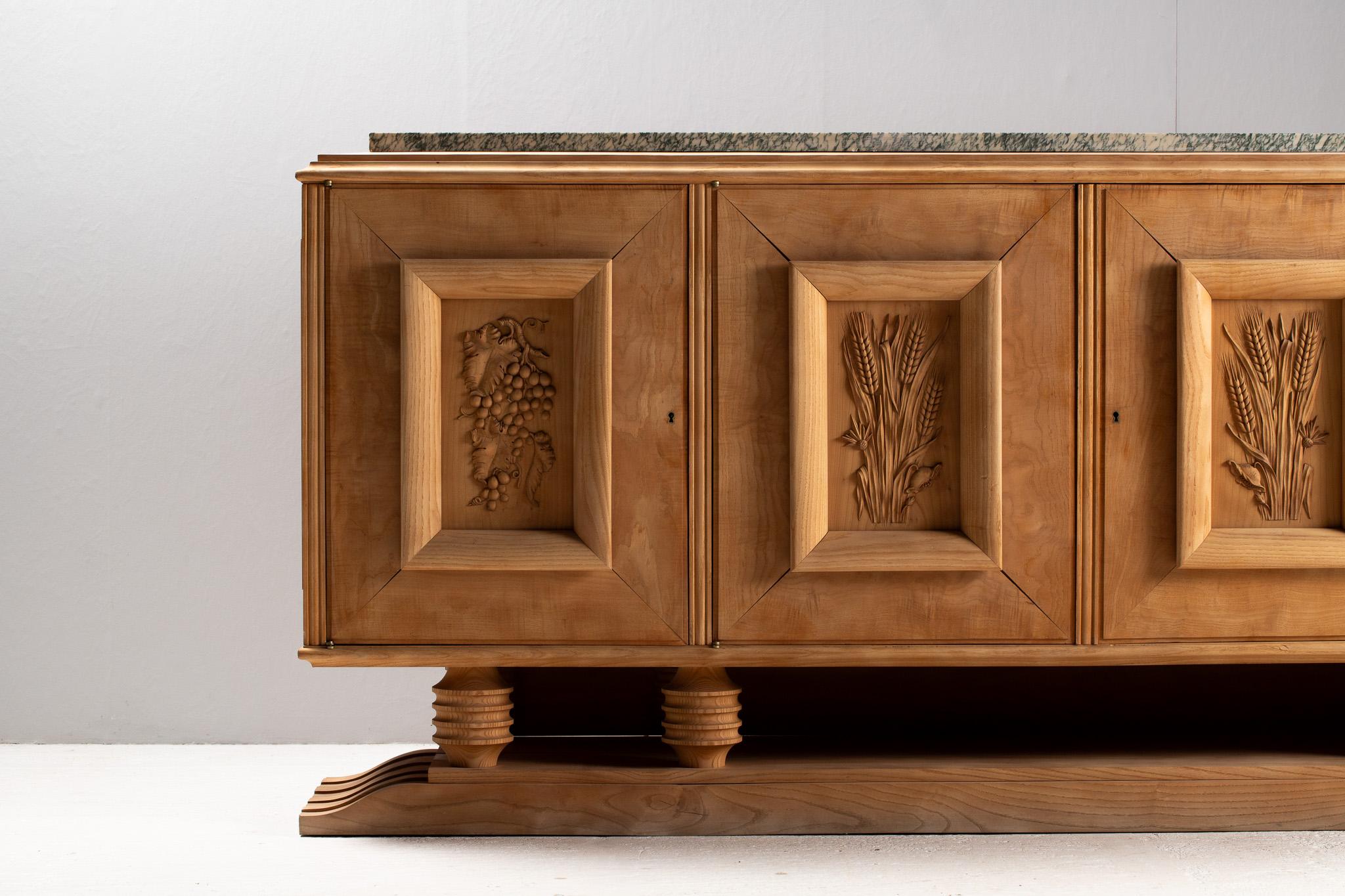 Buffet in Oak intagliato con piano in marmo, Francia, anni '50 in vendita 10