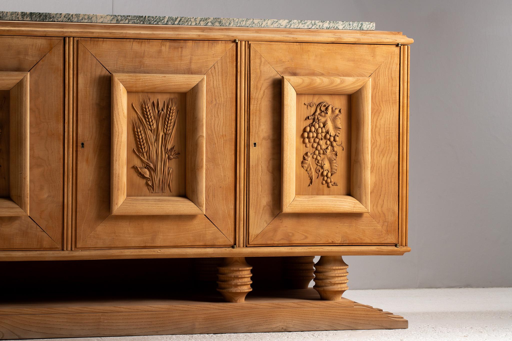 Buffet in Oak intagliato con piano in marmo, Francia, anni '50 in vendita 11