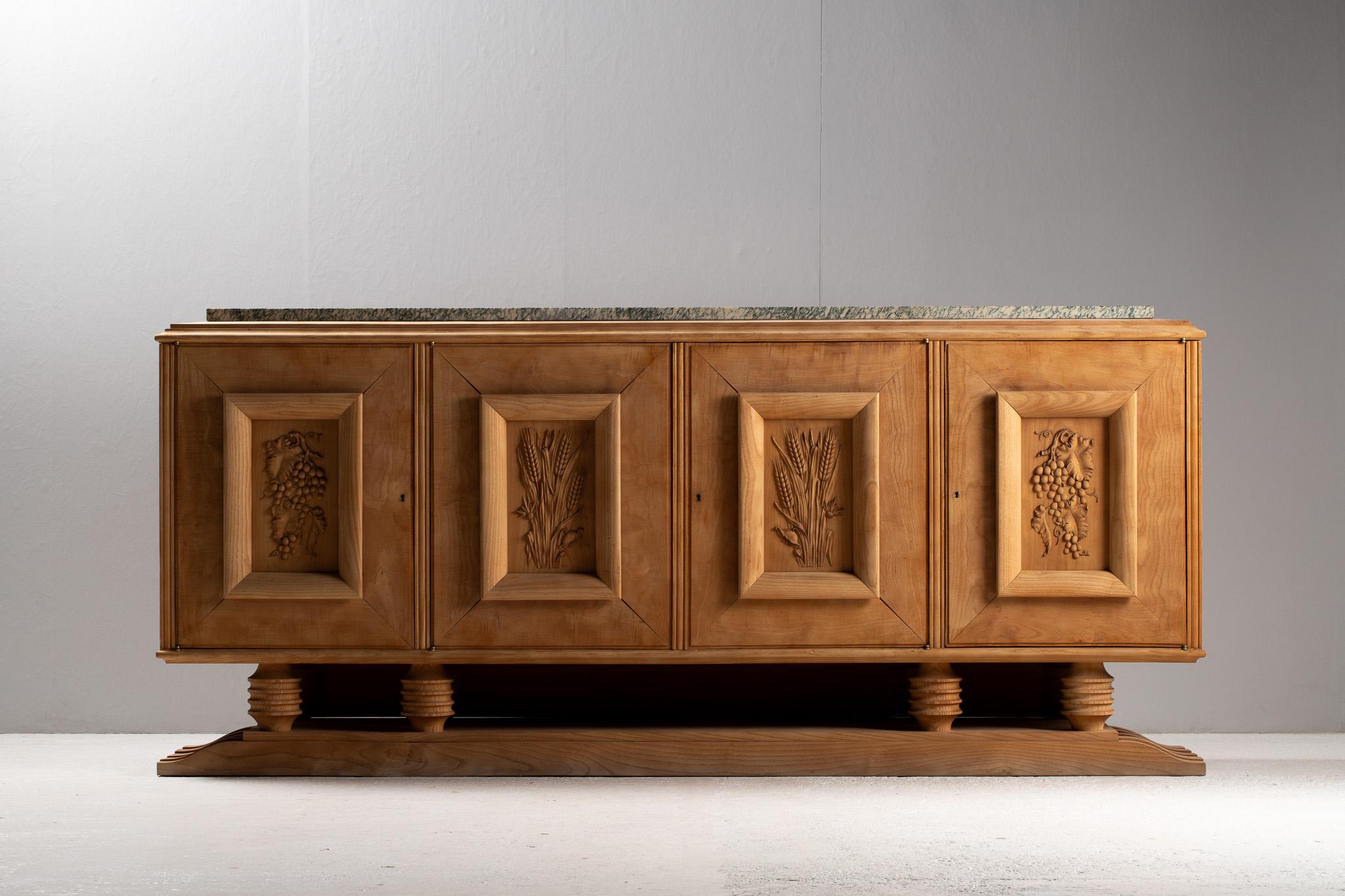 Buffet in Oak intagliato con piano in marmo, Francia, anni '50 in vendita 12