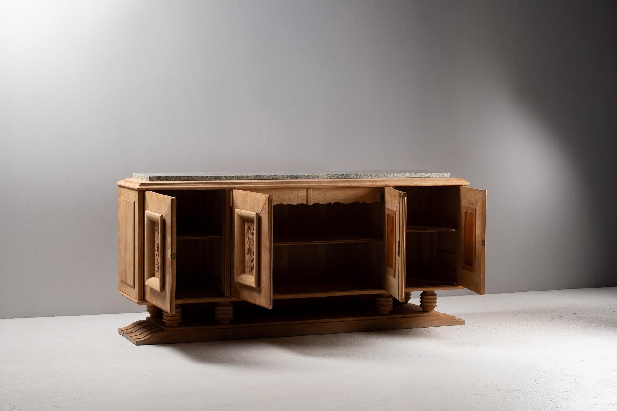 Francese Buffet in Oak intagliato con piano in marmo, Francia, anni '50 in vendita