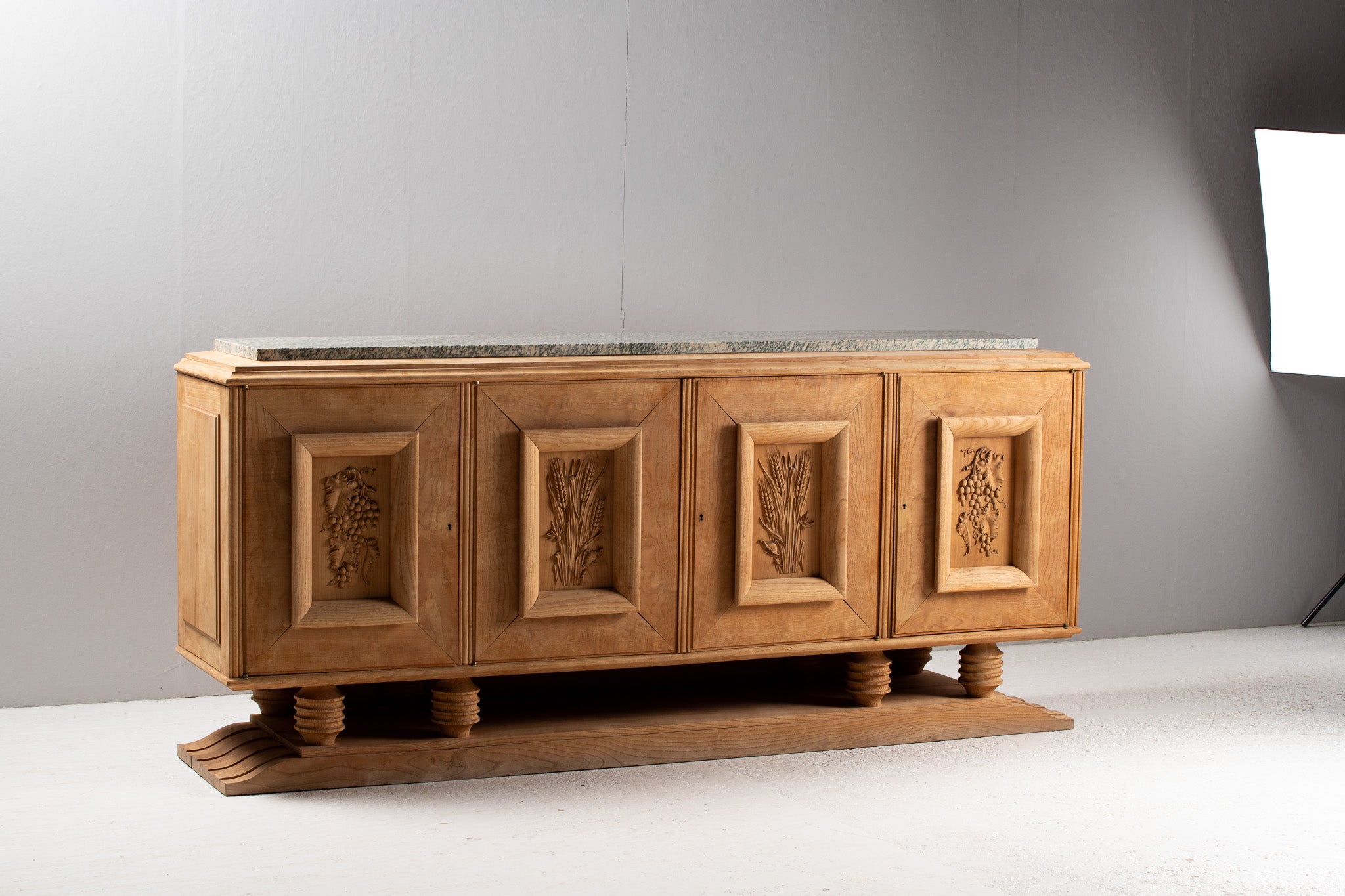 Buffet in Oak intagliato con piano in marmo, Francia, anni '50