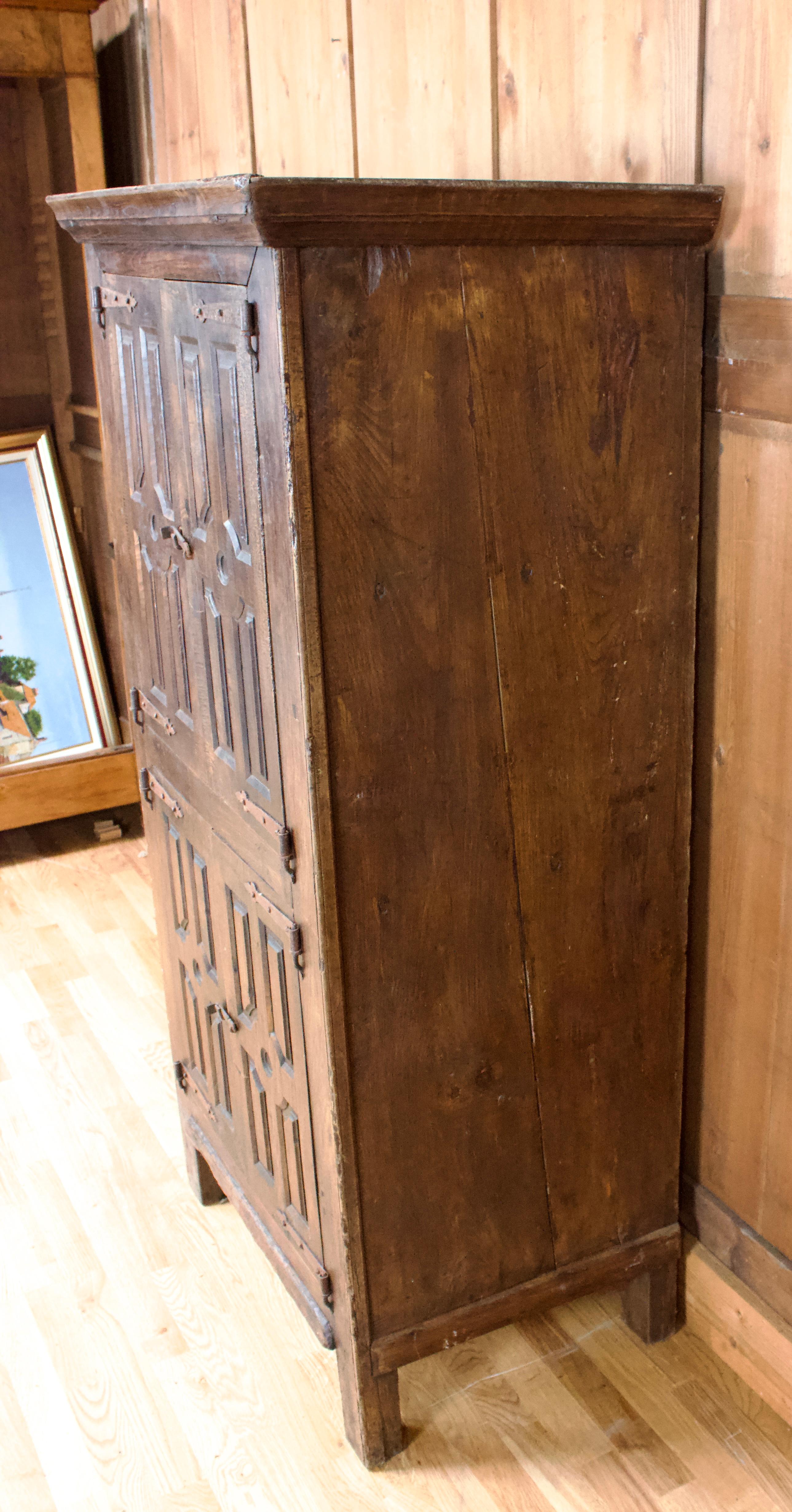 Petit meuble, bonneterie en bois du 19ème siècle.
Les quatre portes sont sculptées de motifs géométriques, les charnières et les serrures sont en fer forgé à la main.
très décoratif et pratique
