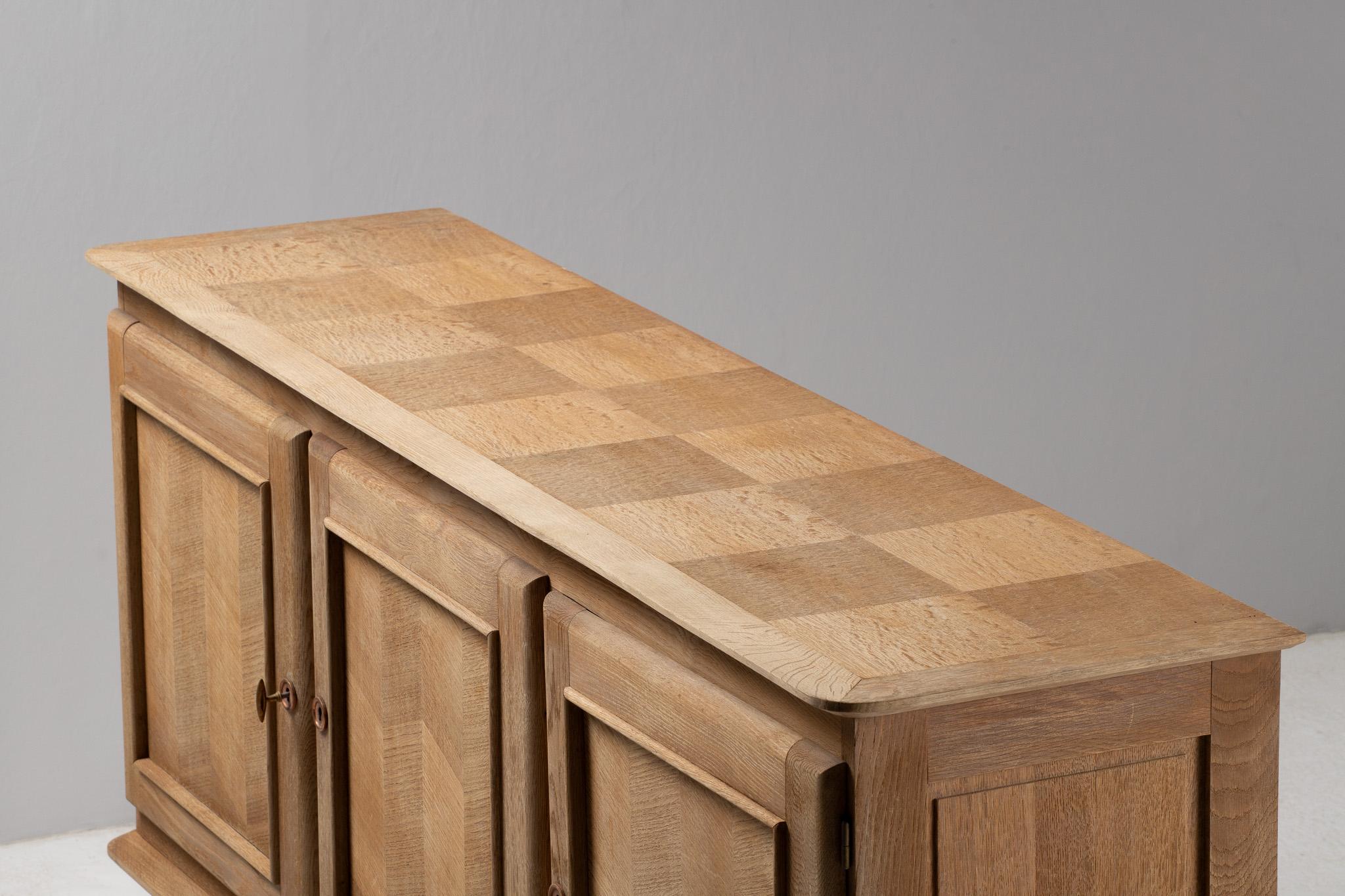 Buffet in Chevron-Parqueted Oak, France, 1950s In Good Condition For Sale In Kaštel Sućurac, Splitsko-dalmatinska županija