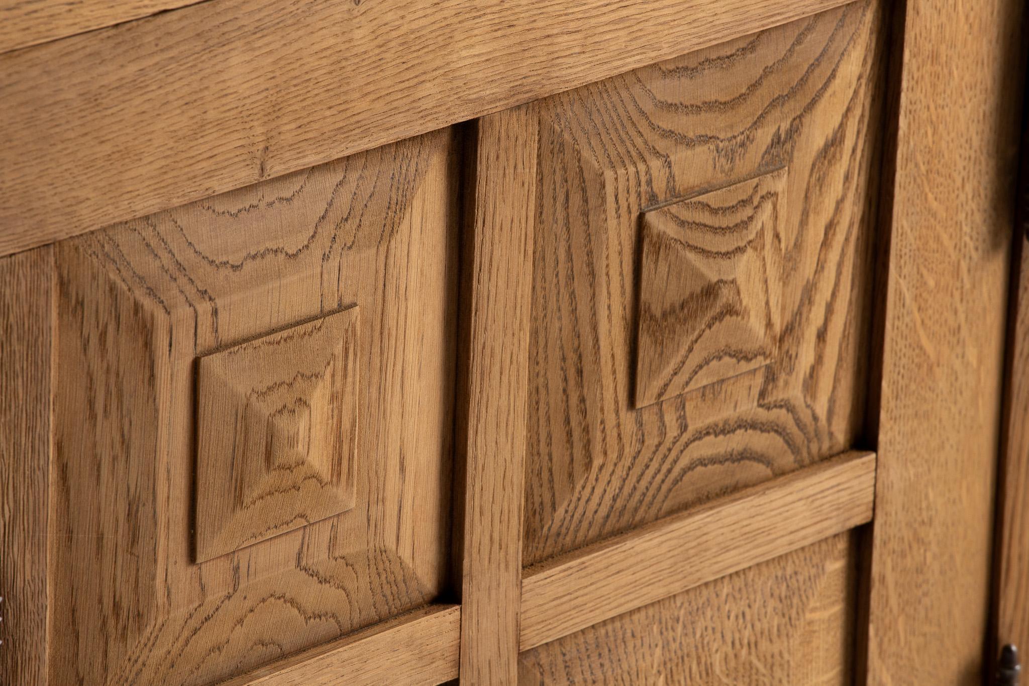 Buffet in Geometric Carved Oak, France, 1970s In Good Condition For Sale In Kaštel Sućurac, Splitsko-dalmatinska županija