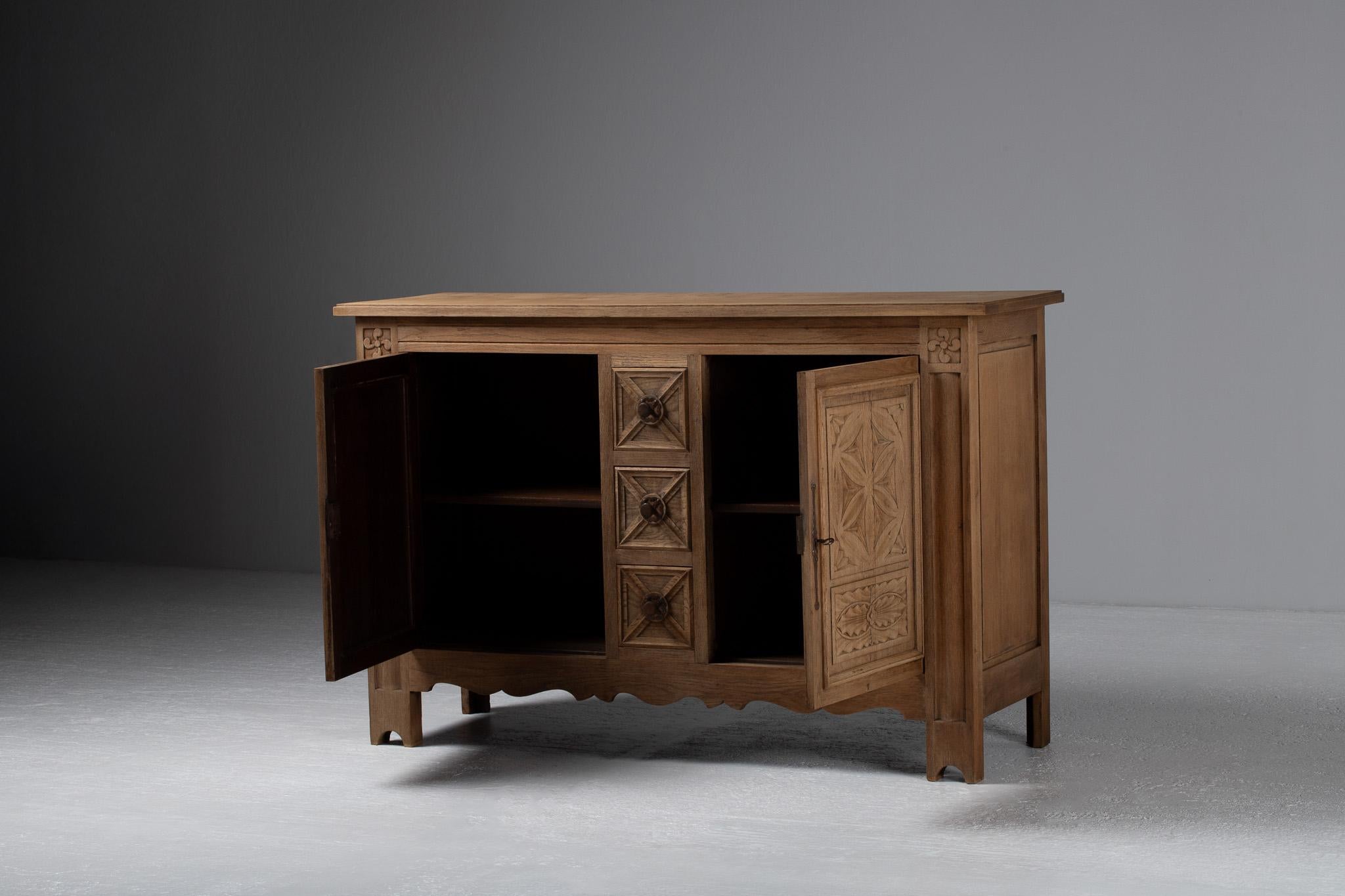 Buffet in Hand-Carved Oak, Spain, Early 20th Century In Good Condition For Sale In Kaštel Sućurac, Splitsko-dalmatinska županija