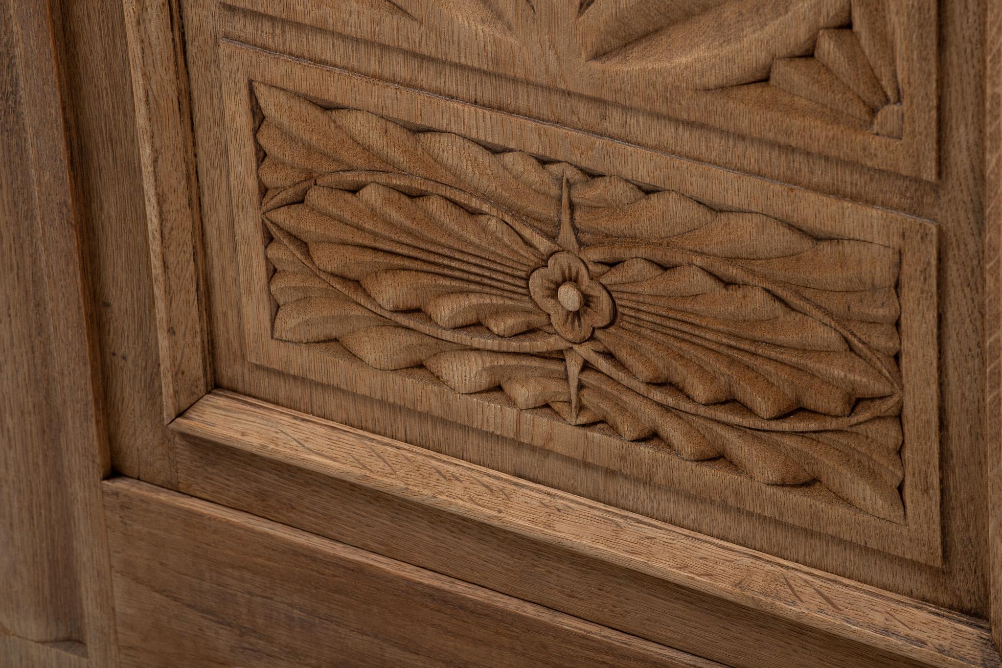 Buffet in Hand-Carved Oak, Spain, Early 20th Century For Sale 1