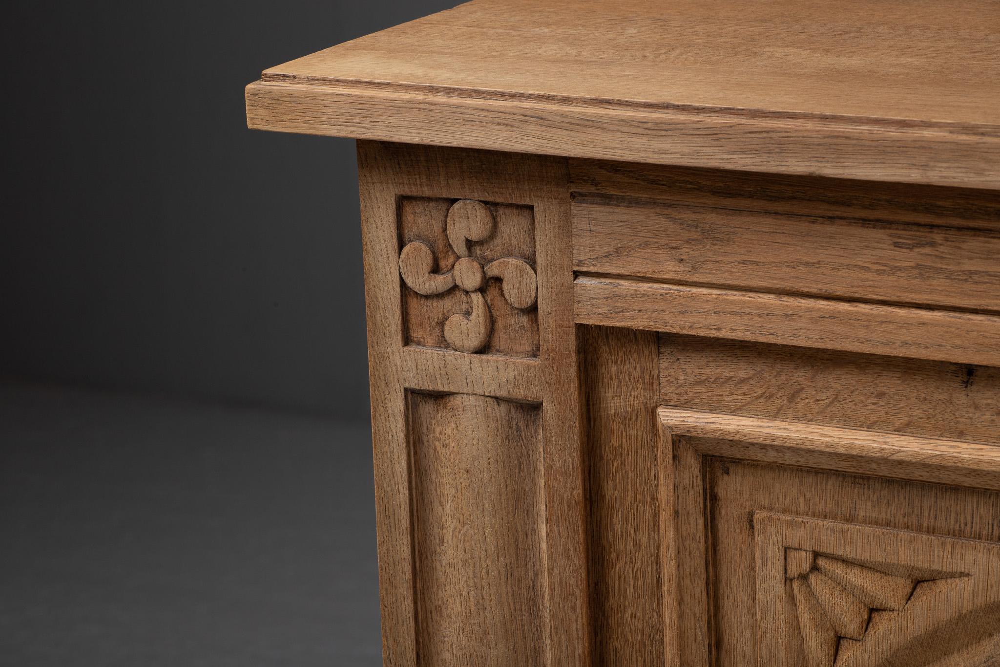 Buffet in Hand-Carved Oak, Spain, Early 20th Century For Sale 3