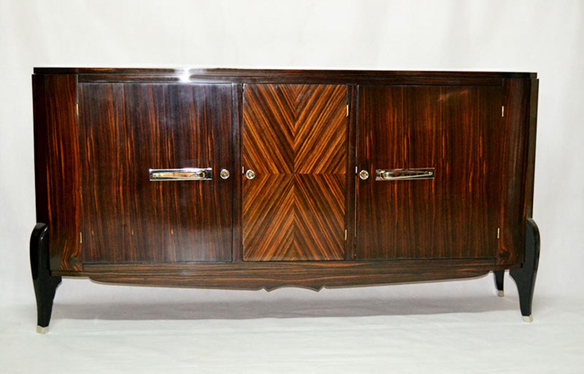 Large buffet in Macassar ebony from the classicist line of Jean Pascaud's taste with nickel-plated metal handles and sabots,
circa 1940
Good vintage condition
Documentation: attached 