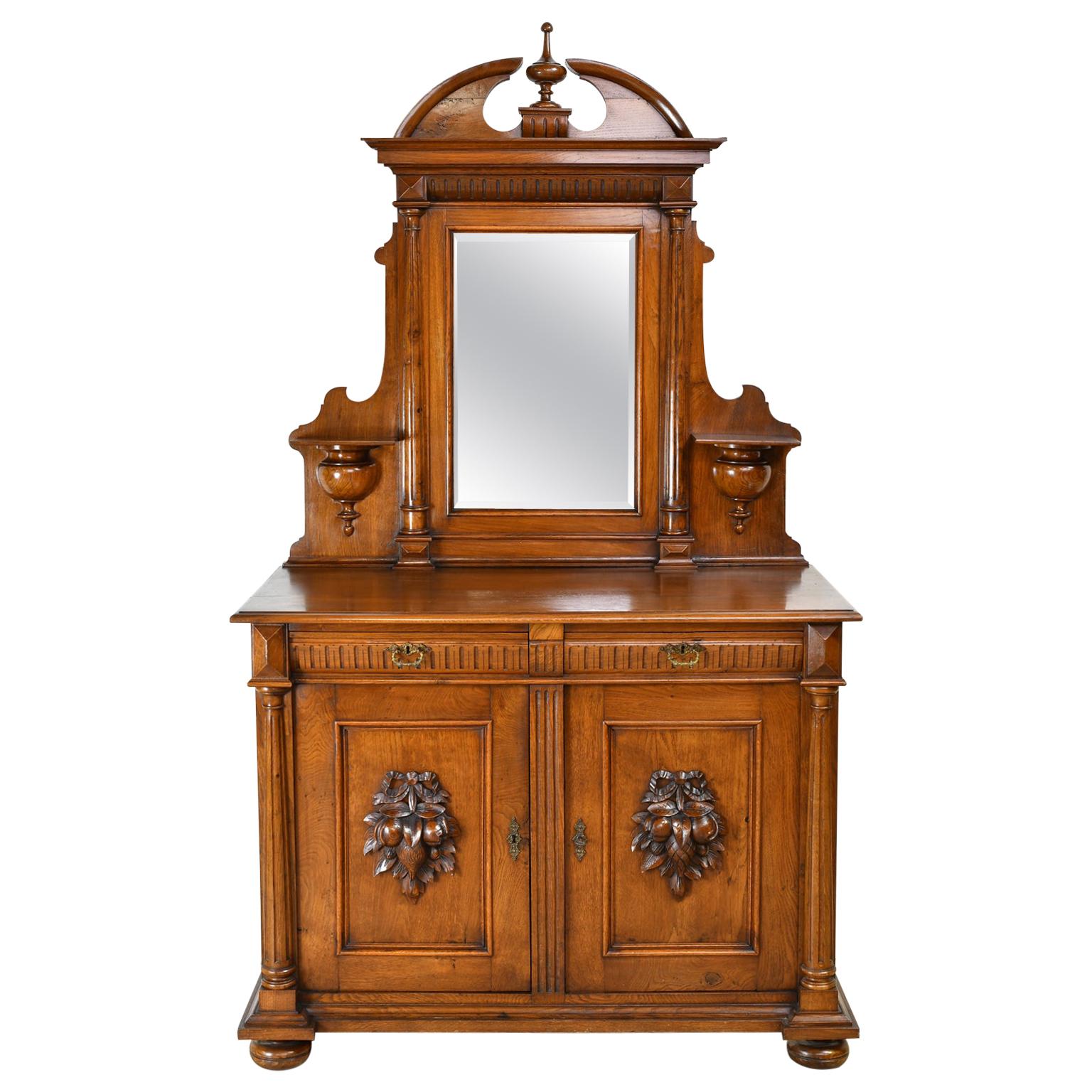 Buffet en chêne avec plateau en miroir et sculptures de fruits et de feuillages, Scandinavie en vente