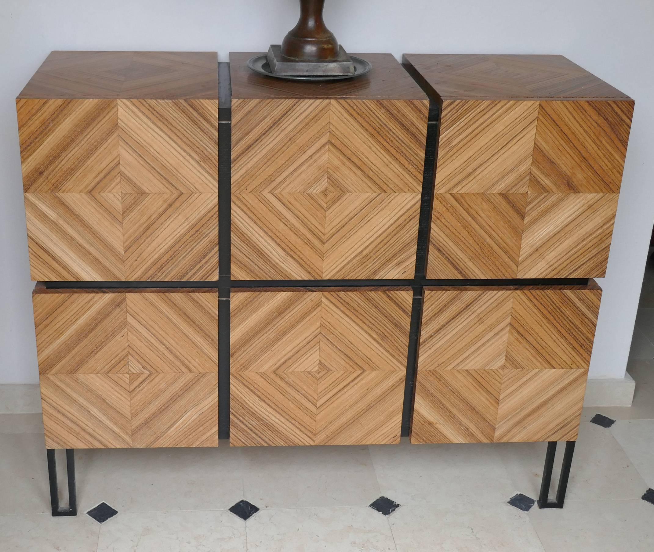 Buffet „“Losange“ mit drei Türen aus Zebrano und schwarzen Metallbeinen (Französisch) im Angebot