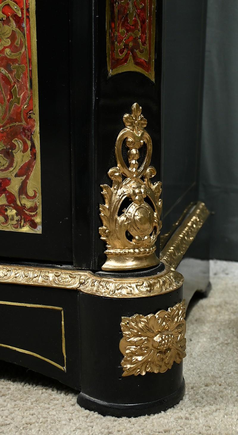 Credenza intarsiata 