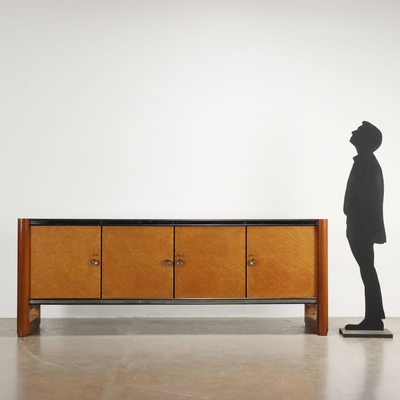 Elégant buffet à portes battantes, bois plaqué en noyer et bois de bruyère, plateau en verre opalin noir, double bandeau en verre miroir, détails des poignées en laiton. 