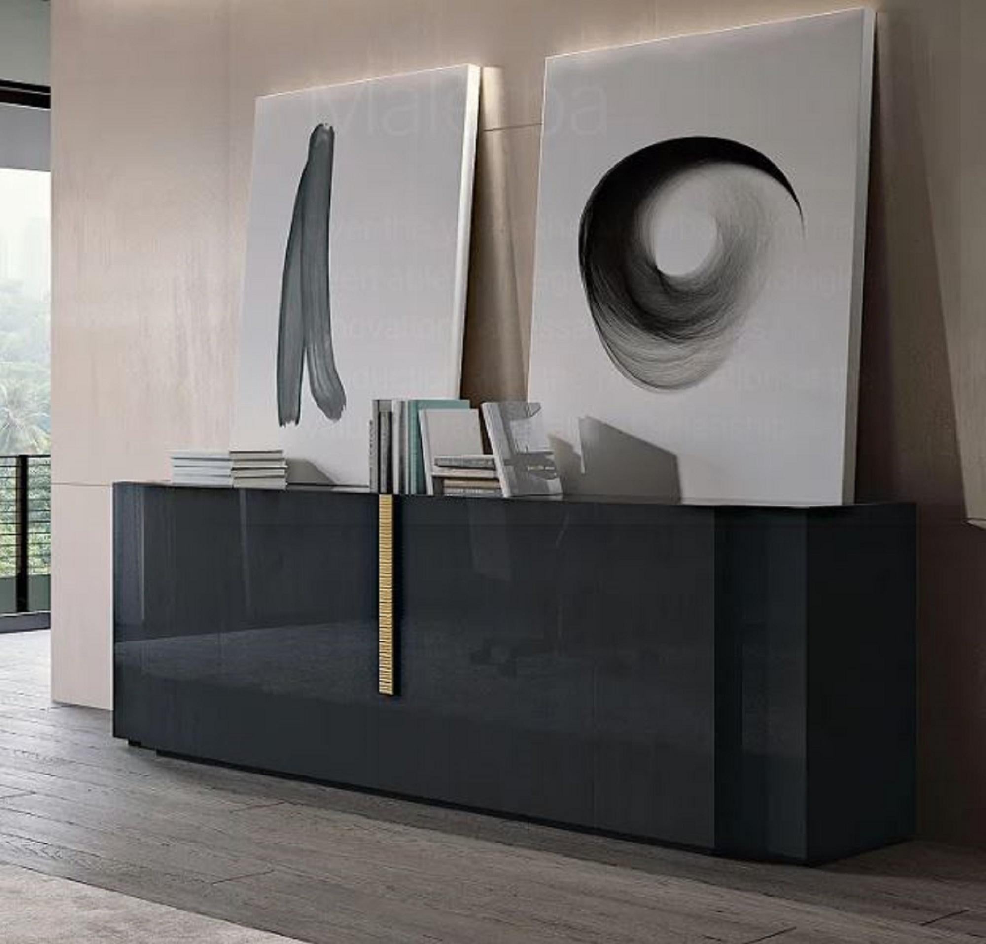 El bufé Amor Secreto es una pieza lacada con refinados detalles metálicos, que combina a la perfección un diseño limpio y una estética moderna. Sus líneas elegantes y sus acabados de alta calidad la hacen ideal para interiores sofisticados. Ofrece