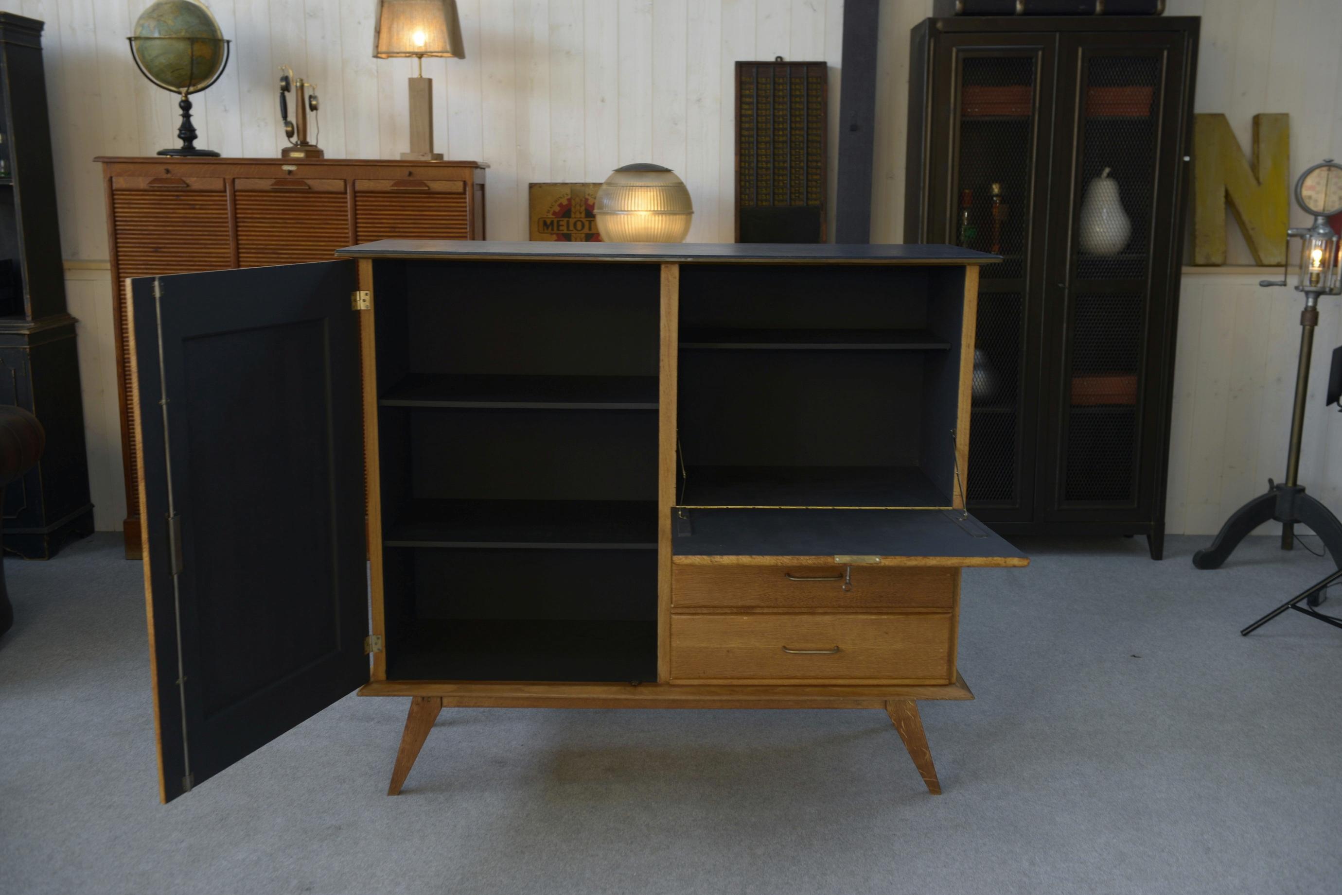 Buffet secrétaire en chêne avec un plateau cuir et pieds compas 1960's For Sale 5