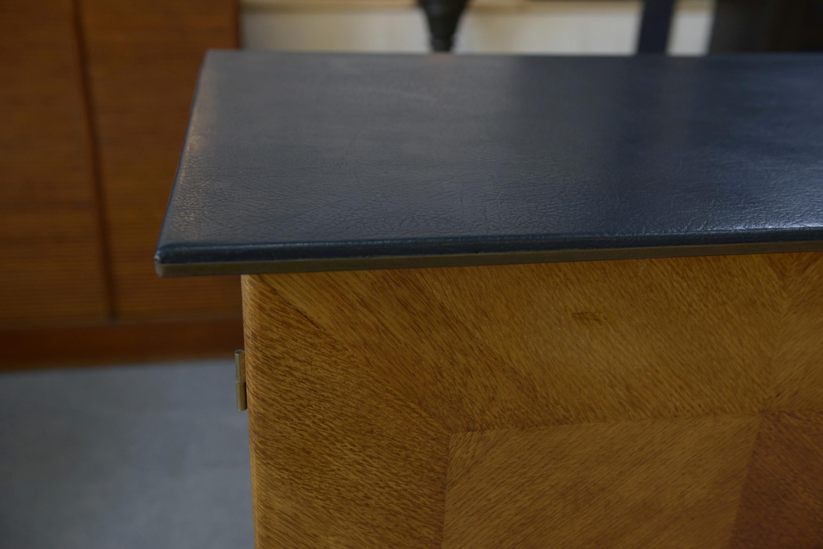 Buffet secrétaire en chêne avec un plateau cuir et pieds compas 1960's For Sale 6