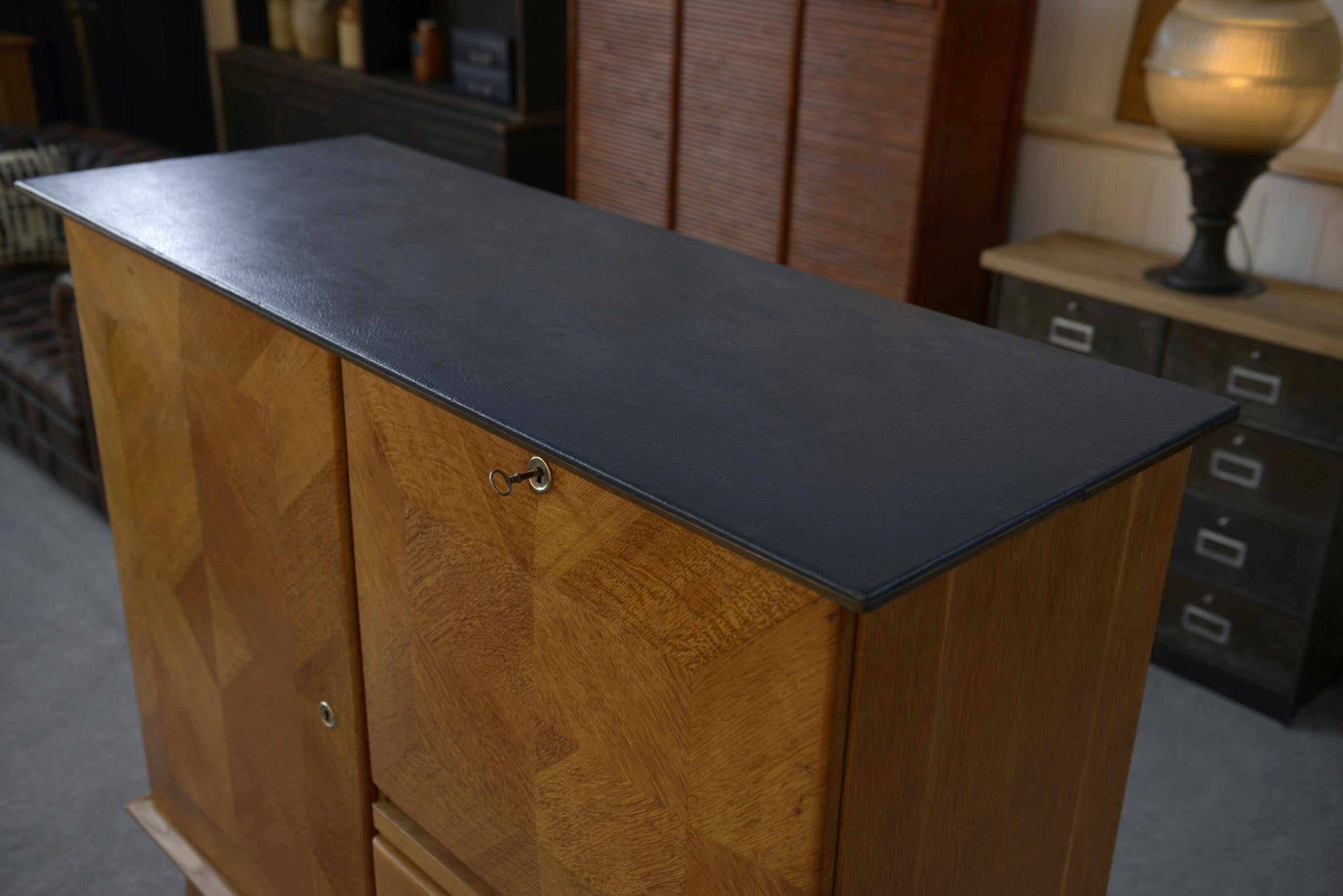 Buffet secrétaire en chêne avec un plateau cuir et pieds compas 1960's For Sale 8