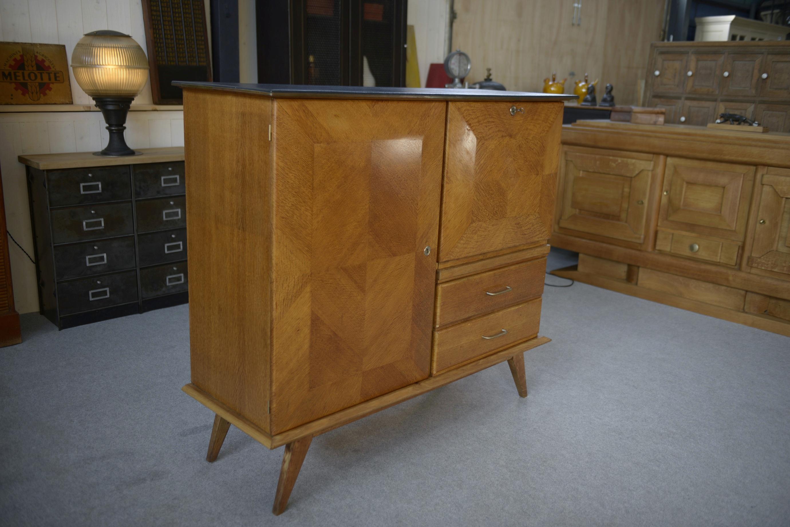 French Buffet secrétaire en chêne avec un plateau cuir et pieds compas 1960's For Sale