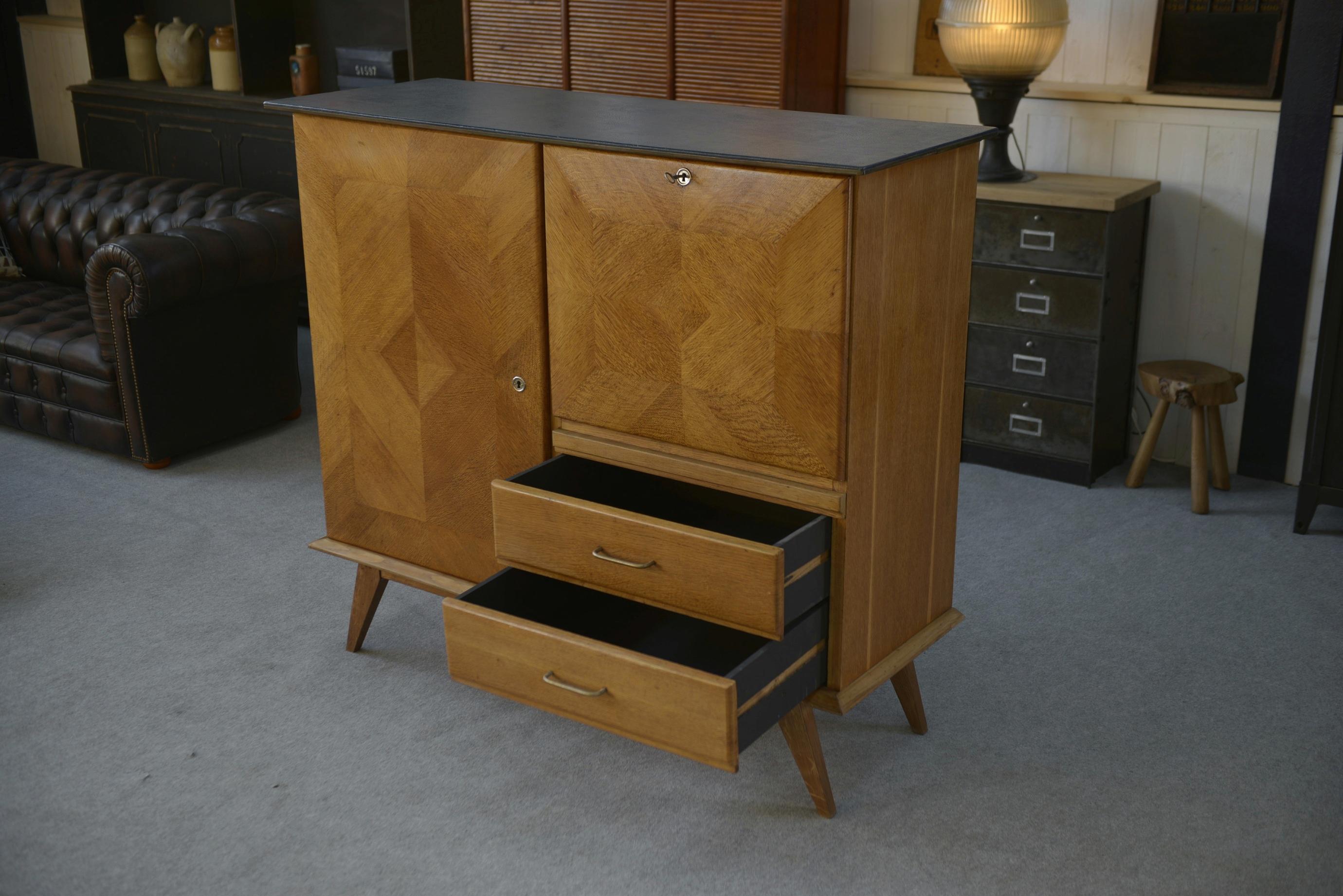 Oak Buffet secrétaire en chêne avec un plateau cuir et pieds compas 1960's For Sale