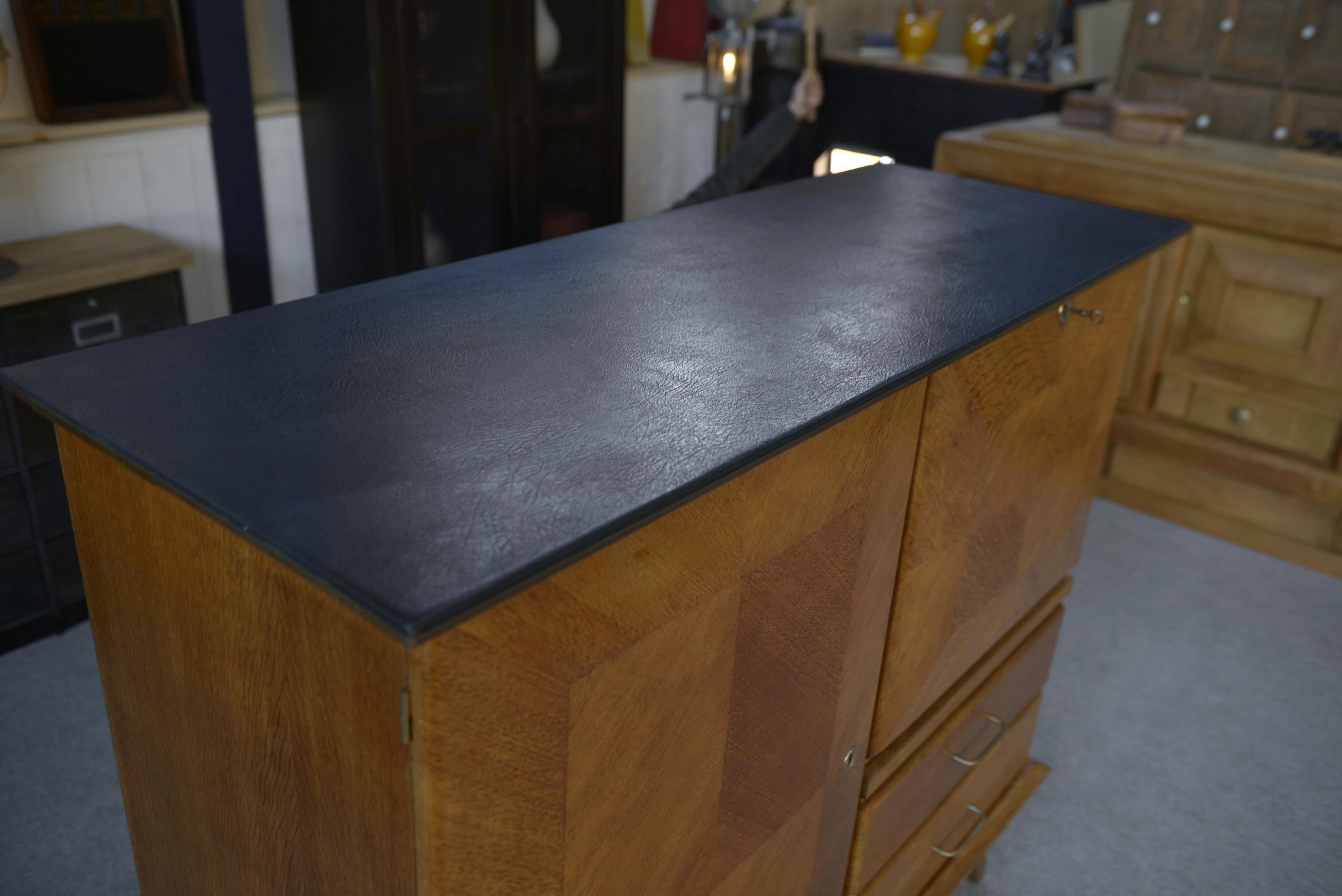 Buffet secrétaire en chêne avec un plateau cuir et pieds compas 1960's For Sale 1