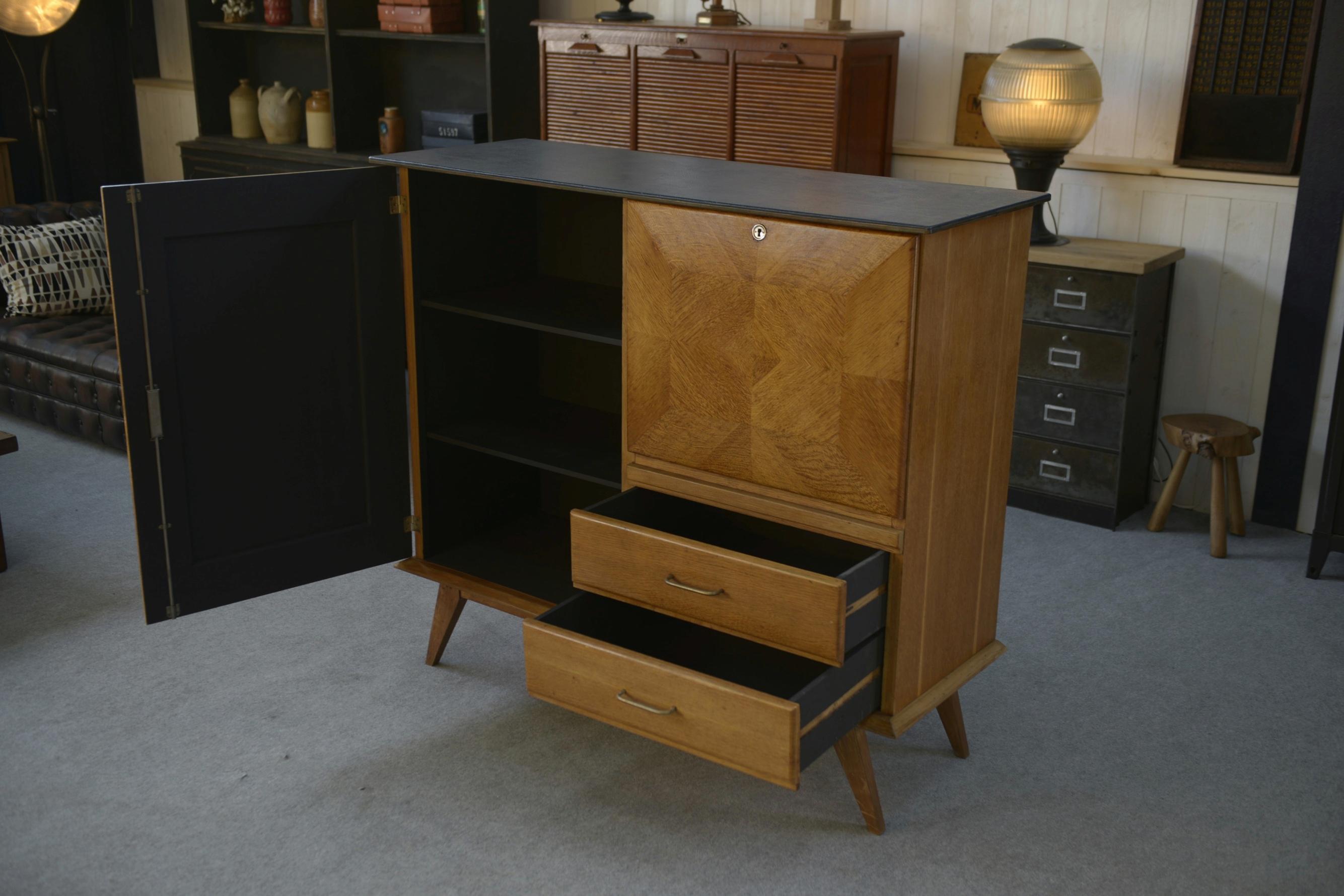 Buffet secrétaire en chêne avec un plateau cuir et pieds compas 1960's For Sale 2