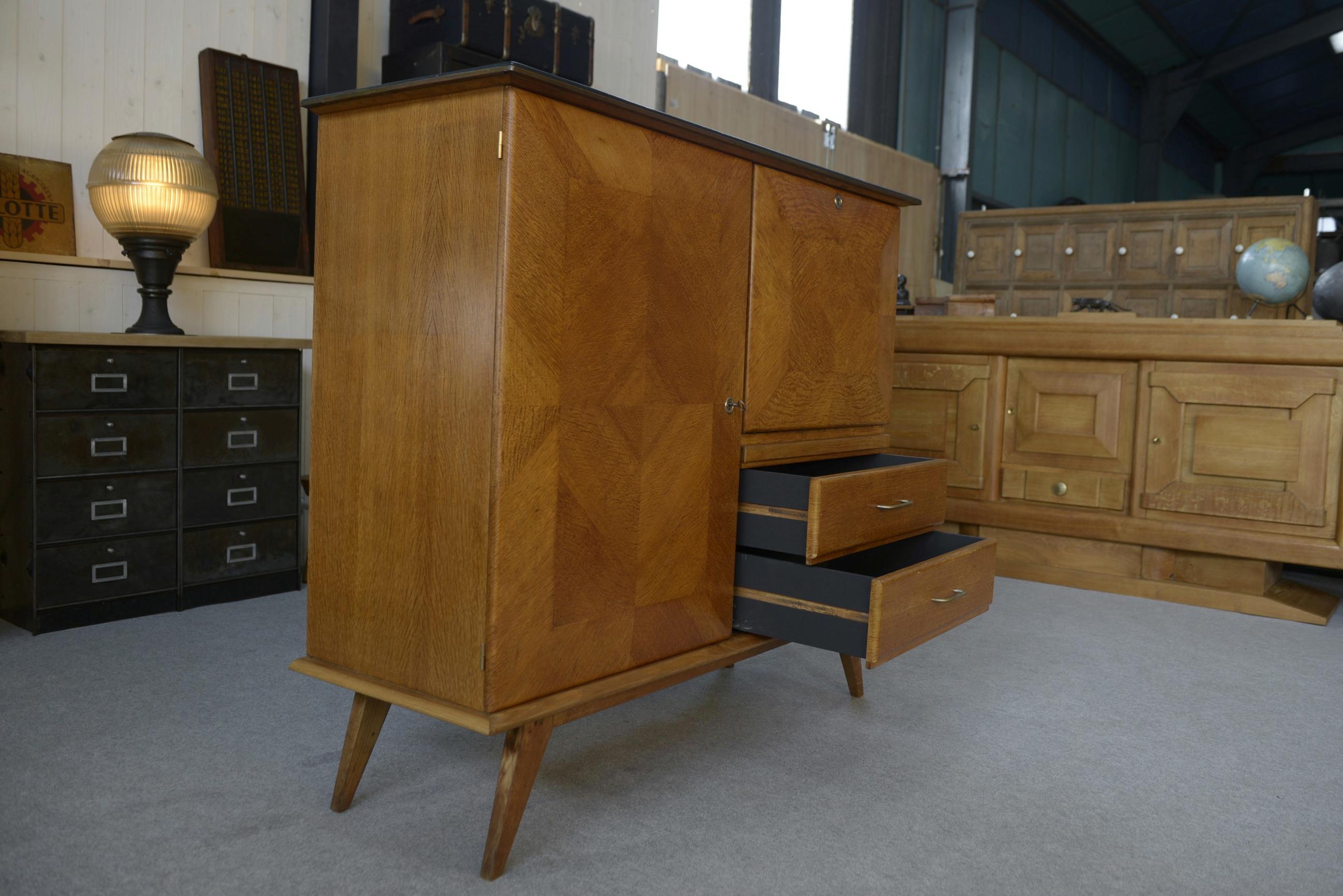 Buffet secrétaire en chêne avec un plateau cuir et pieds compas 1960's For Sale 3