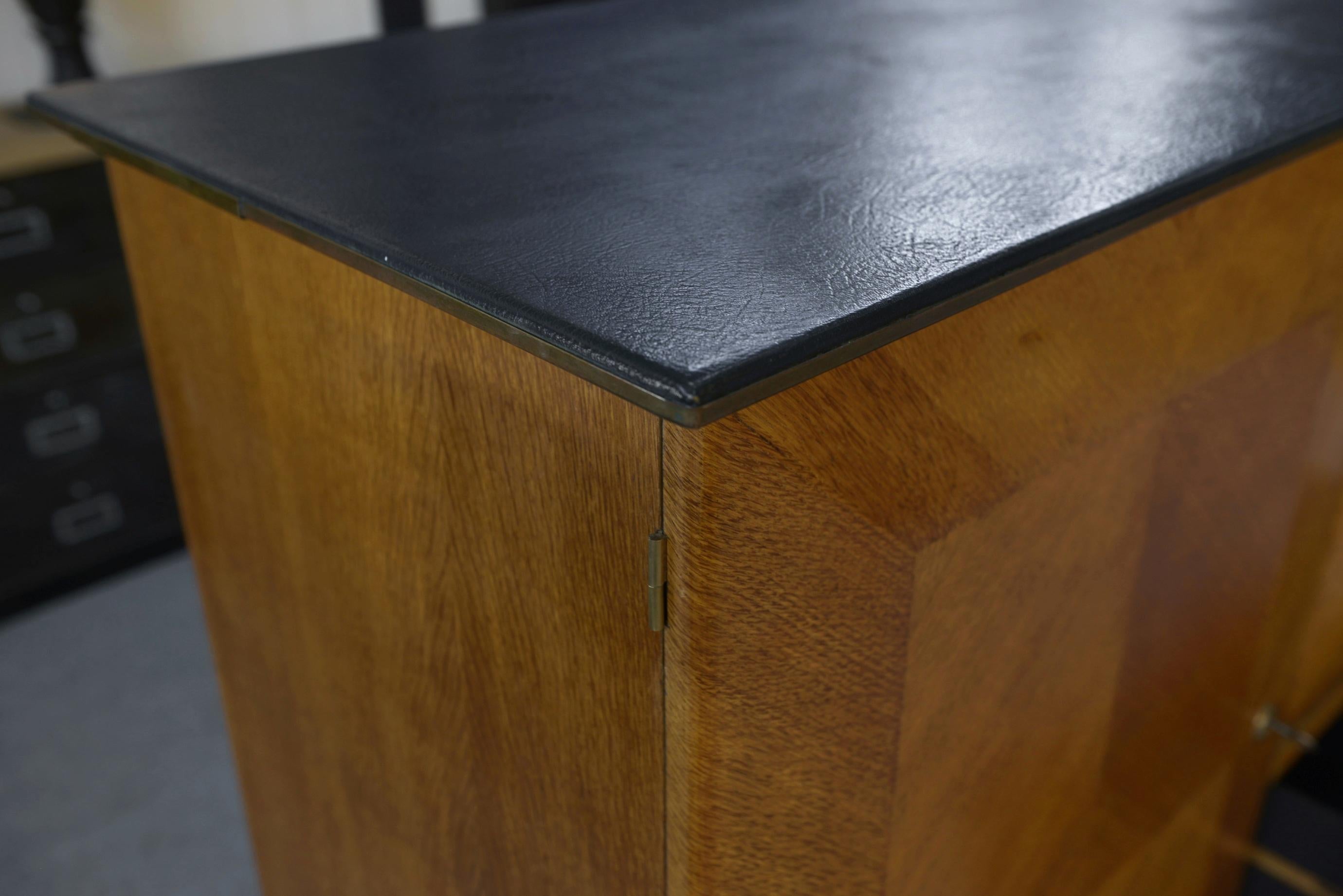 Buffet secrétaire en chêne avec un plateau cuir et pieds compas 1960's For Sale 4
