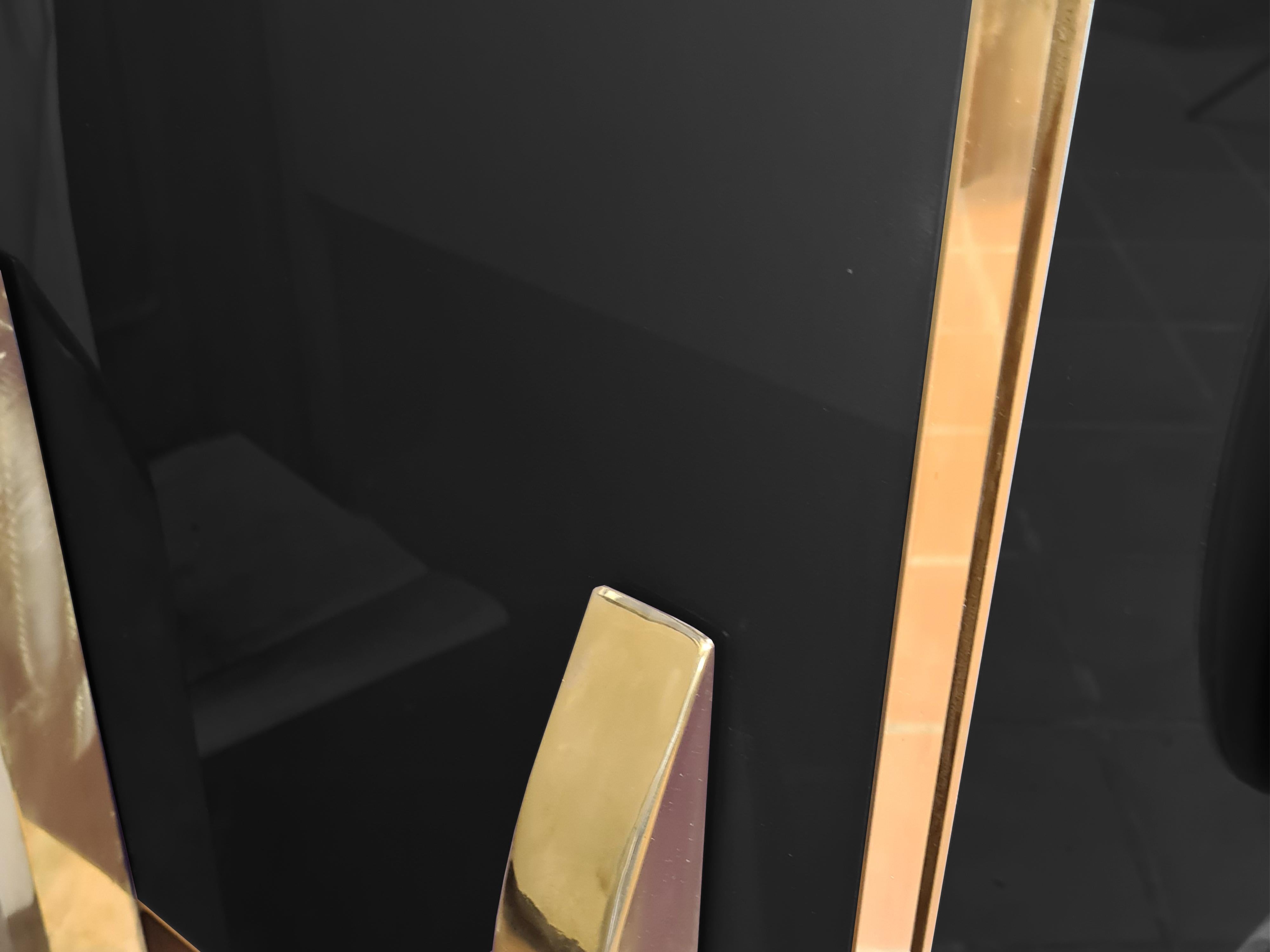 Smussato Buffet Sideboard Birch Wood & Black Murano Glass with Brass Handles & Feet in vendita