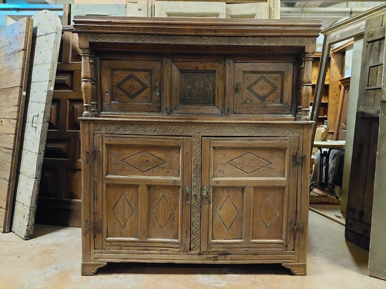 Antique kitchen cabinet,crdenzas, sideboard, buffet, richly hand-carved in larch and bent in some details, with a rustic style suitable for mountain or country villages, such as the one from Italy from which it comes.
Built in the 19th Century, it