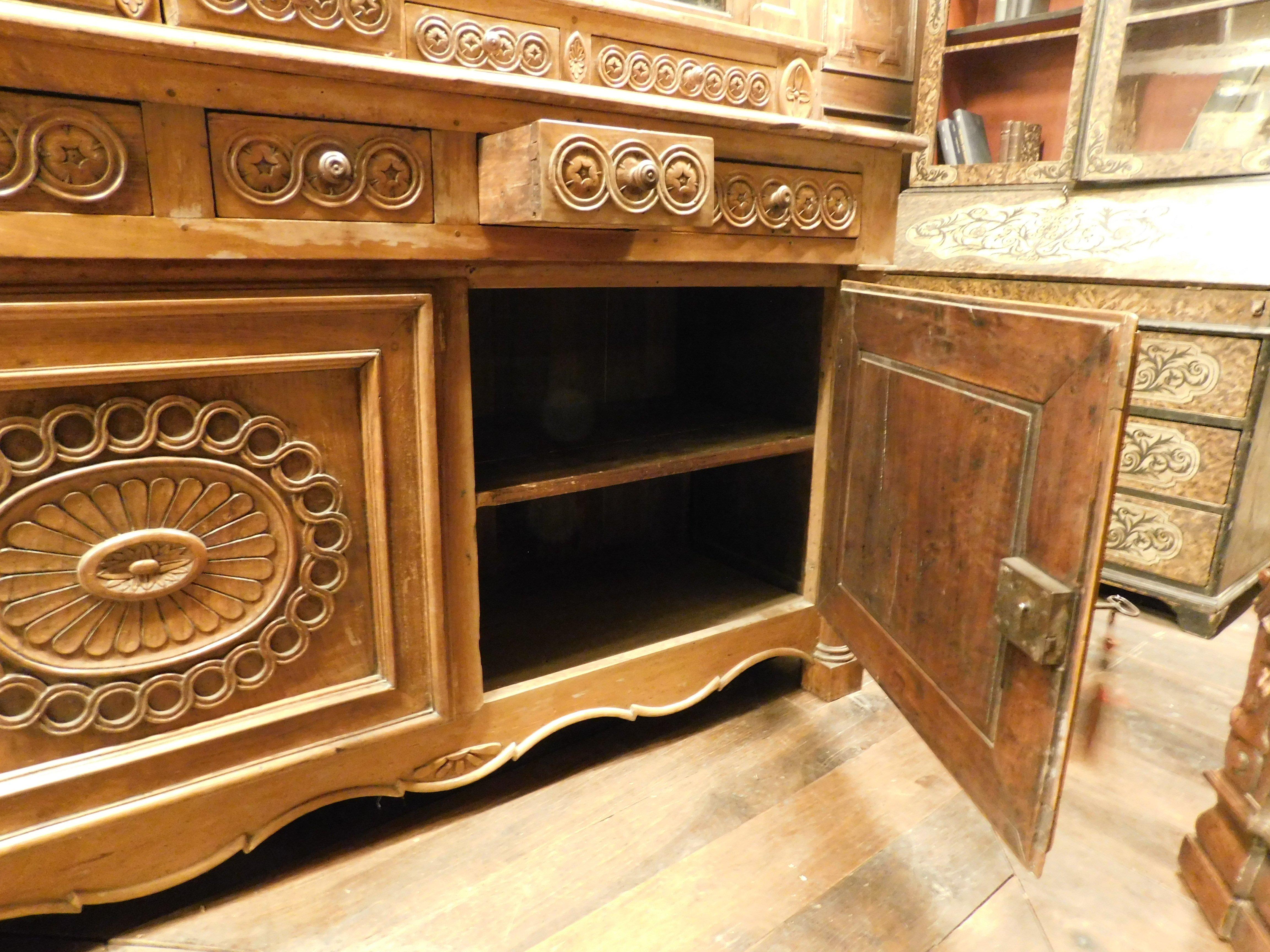 Buffet sideboard, in richly carved walnut with glass doors, Italy For Sale 3