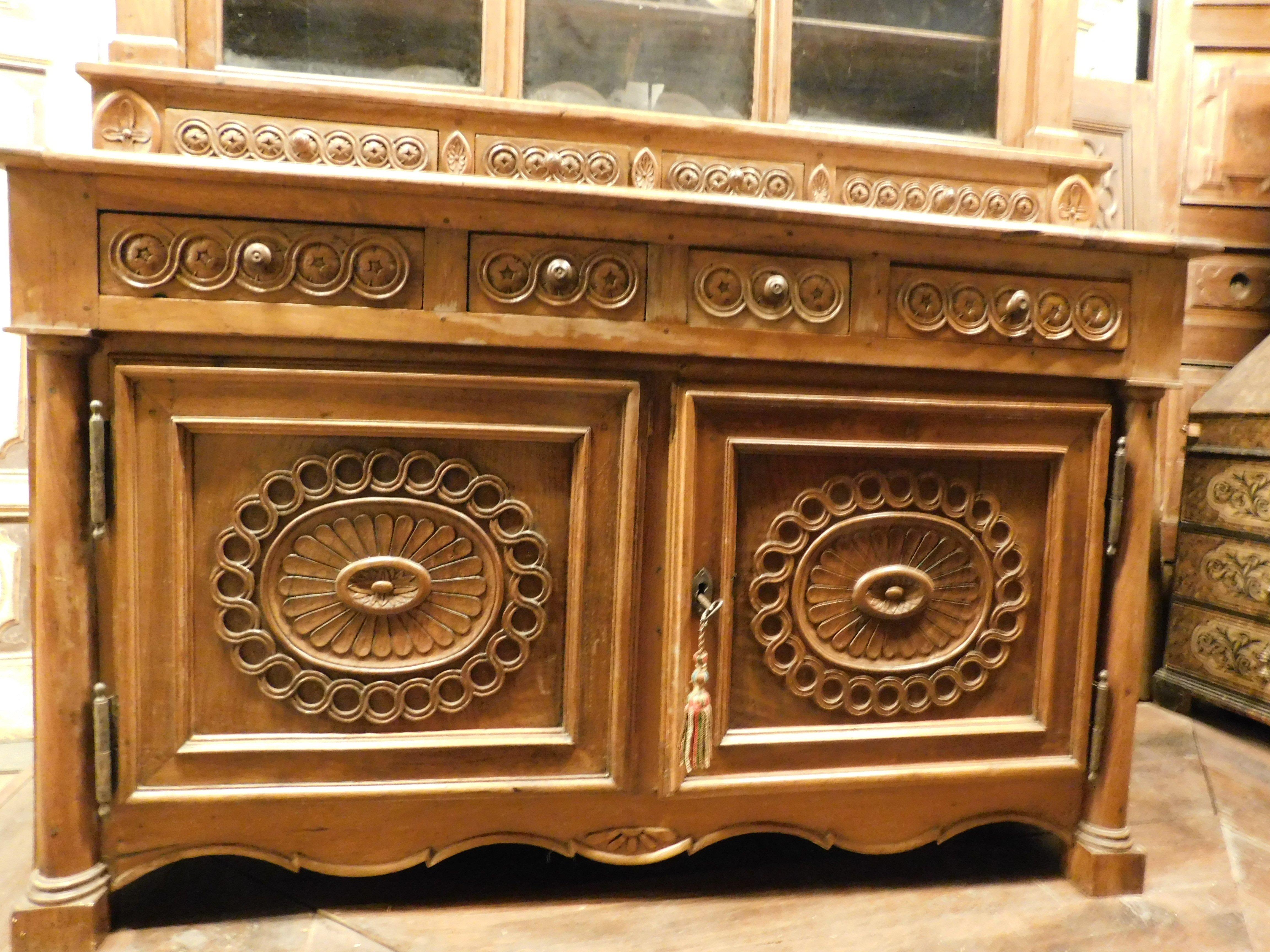Buffet sideboard, in richly carved walnut with glass doors, Italy In Good Condition For Sale In Cuneo, Italy (CN)