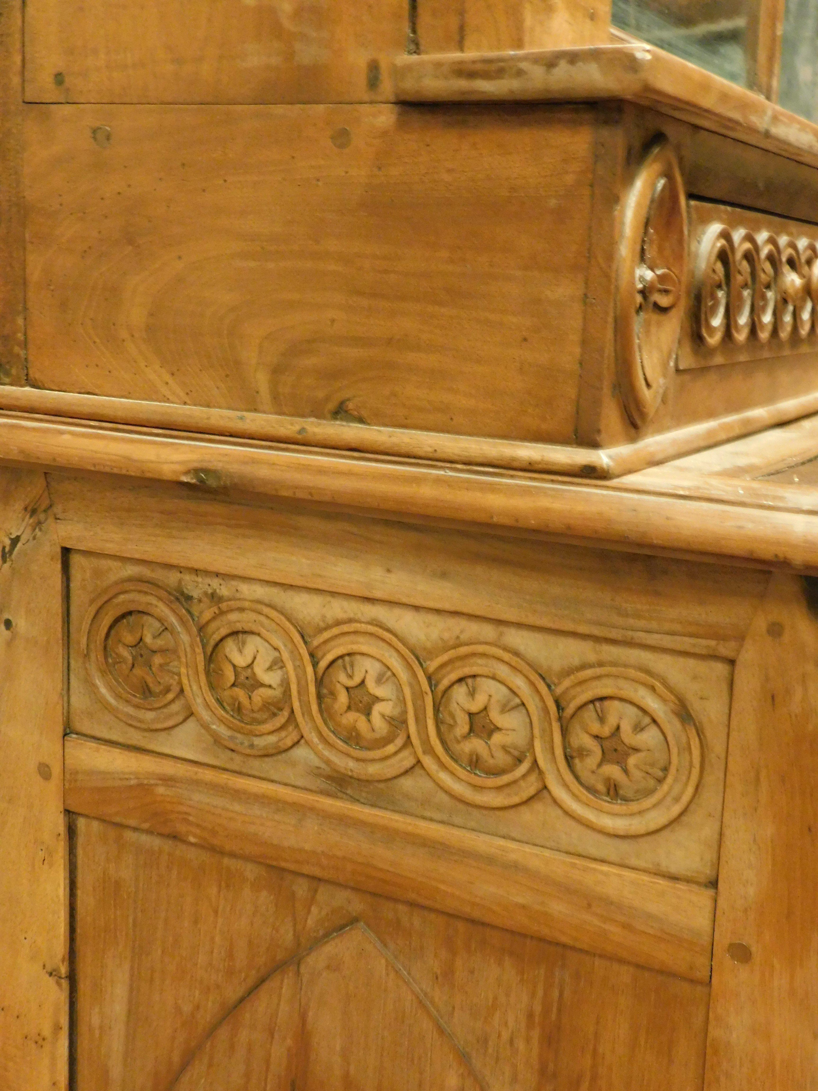 Buffet sideboard, in richly carved walnut with glass doors, Italy For Sale 1