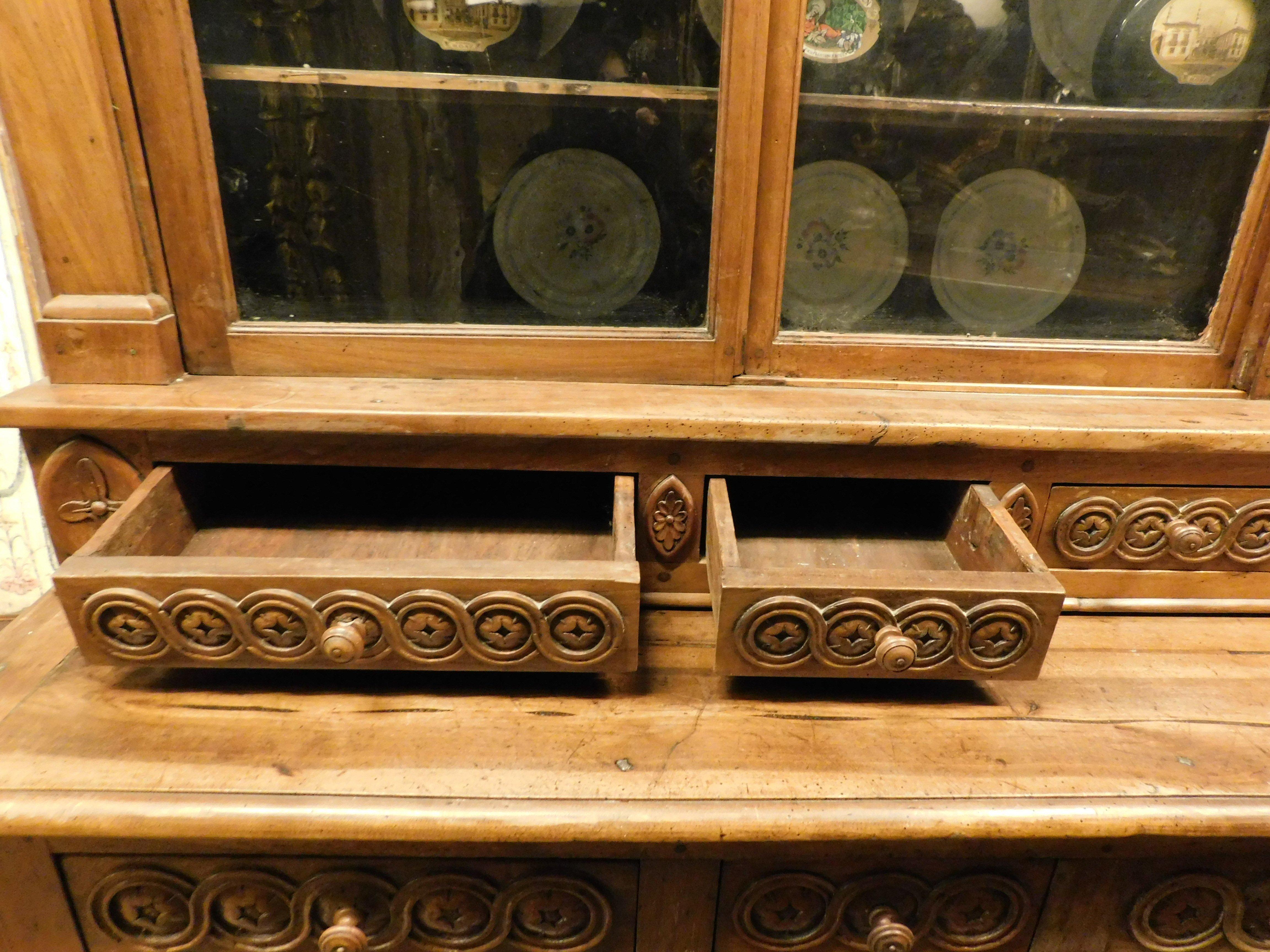 Buffet sideboard, in richly carved walnut with glass doors, Italy For Sale 2