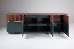 Aparador buffet DOOQ Berlín de nogal natural, latón pulido y verde oliva