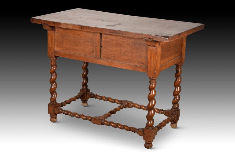 Buffet table. Walnut wood, wrought iron. Spain, 17th century. 
Table with a flat rectangular top and two drawers at the front with a key lock (lock escutcheon trimmed with simplified architectural elements), decorated with a composition of