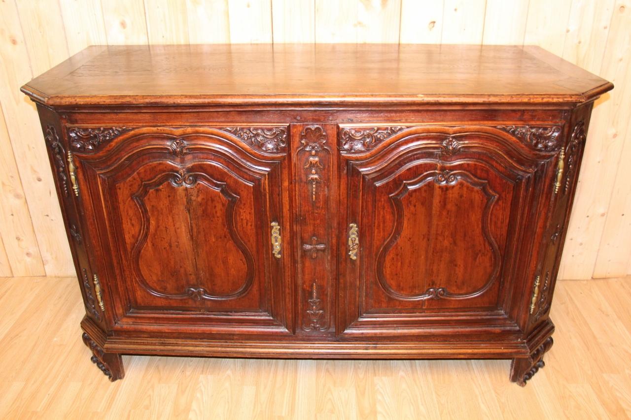 large buffet from the 18th century in carved and molded walnut and oak, work probably from Liège in very good condition provenance: chateau de clevant, murdere and moselle.