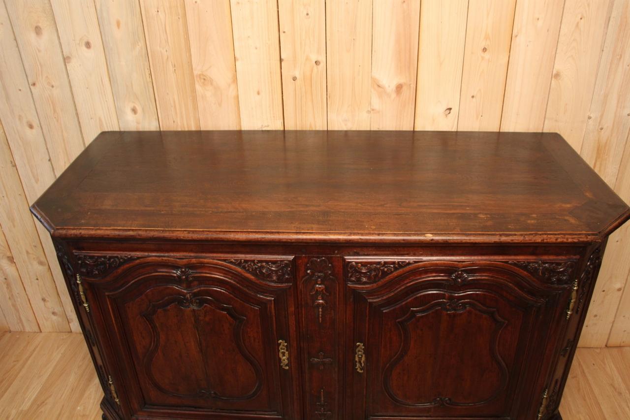 French Buffet Type of Hunting in Walnut, XVVIIIth Time For Sale