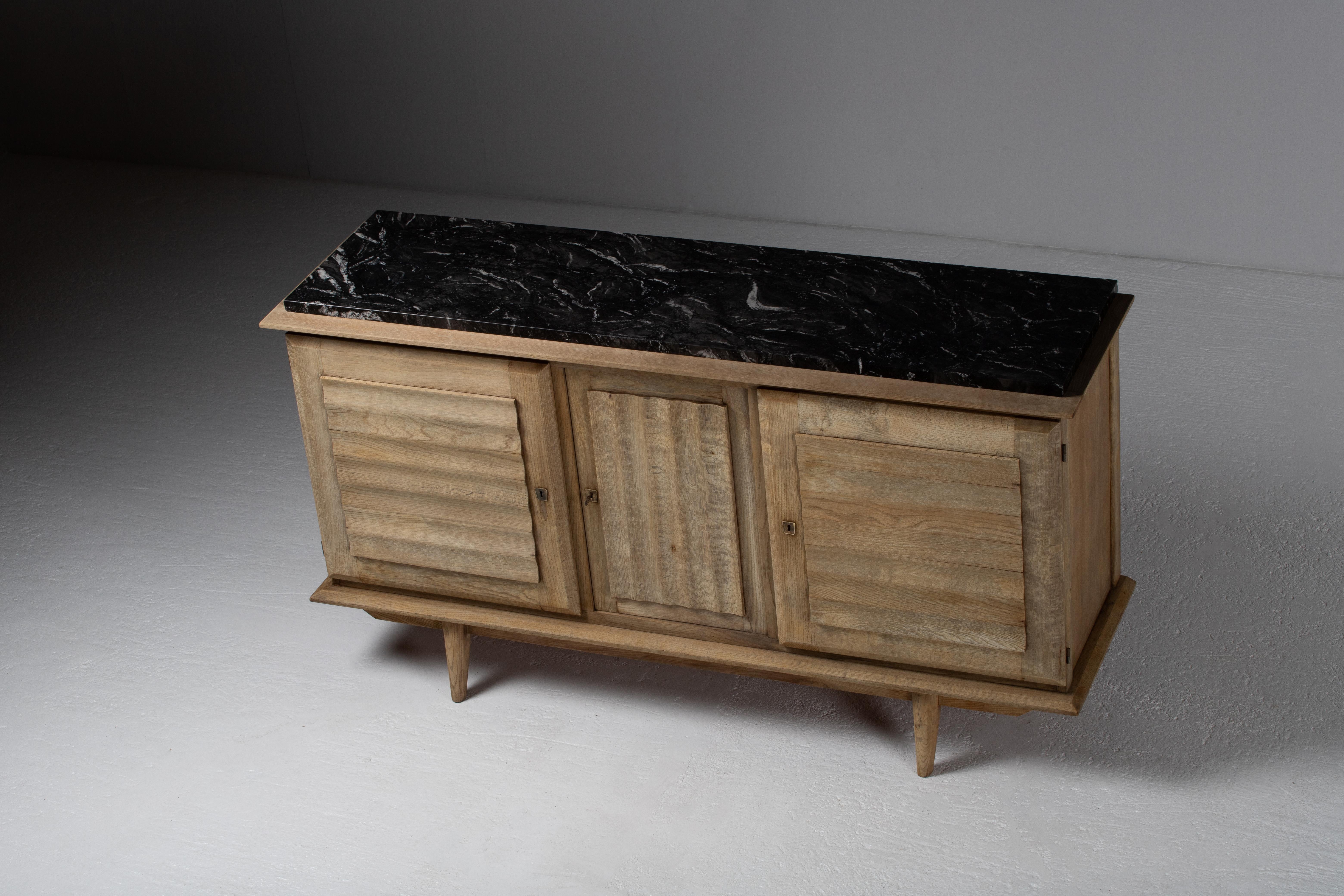 20ième siècle Buffet en chêne avec panneaux de vagues sculptés et plateau en marbre, France en vente