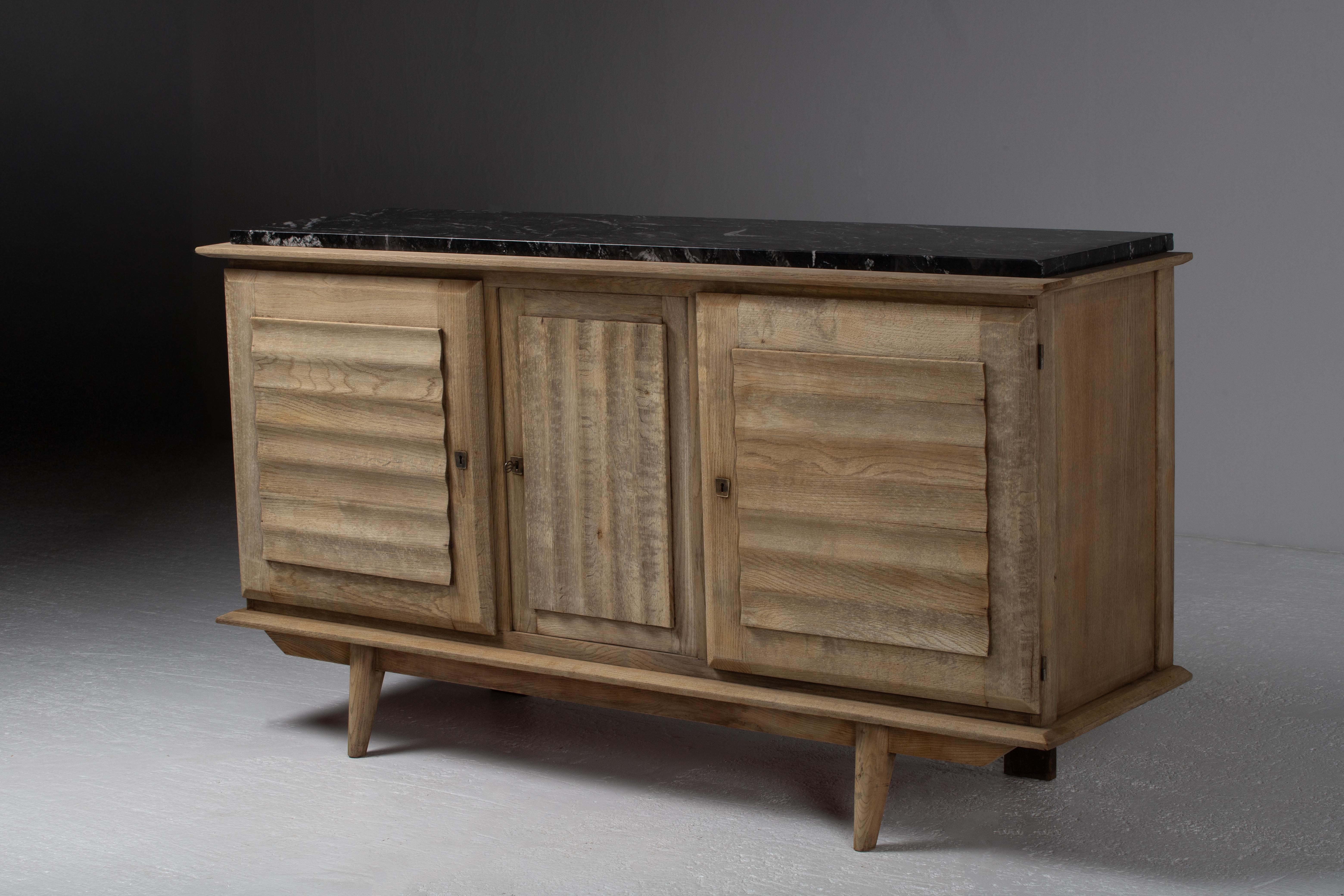 Buffet en chêne avec panneaux de vagues sculptés et plateau en marbre, France en vente 1