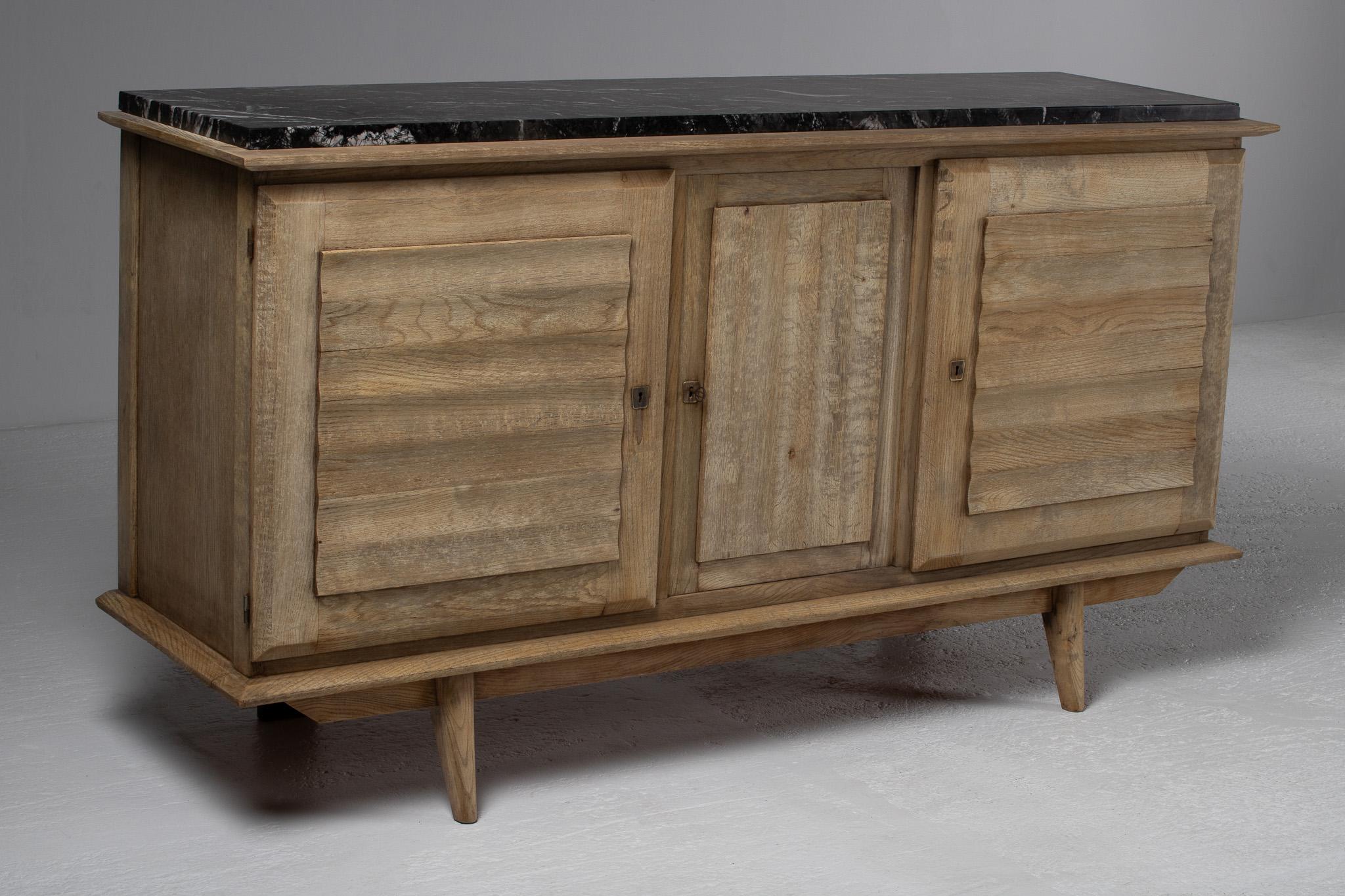 Chêne Buffet en chêne avec panneaux de vagues sculptés et plateau en marbre, France en vente