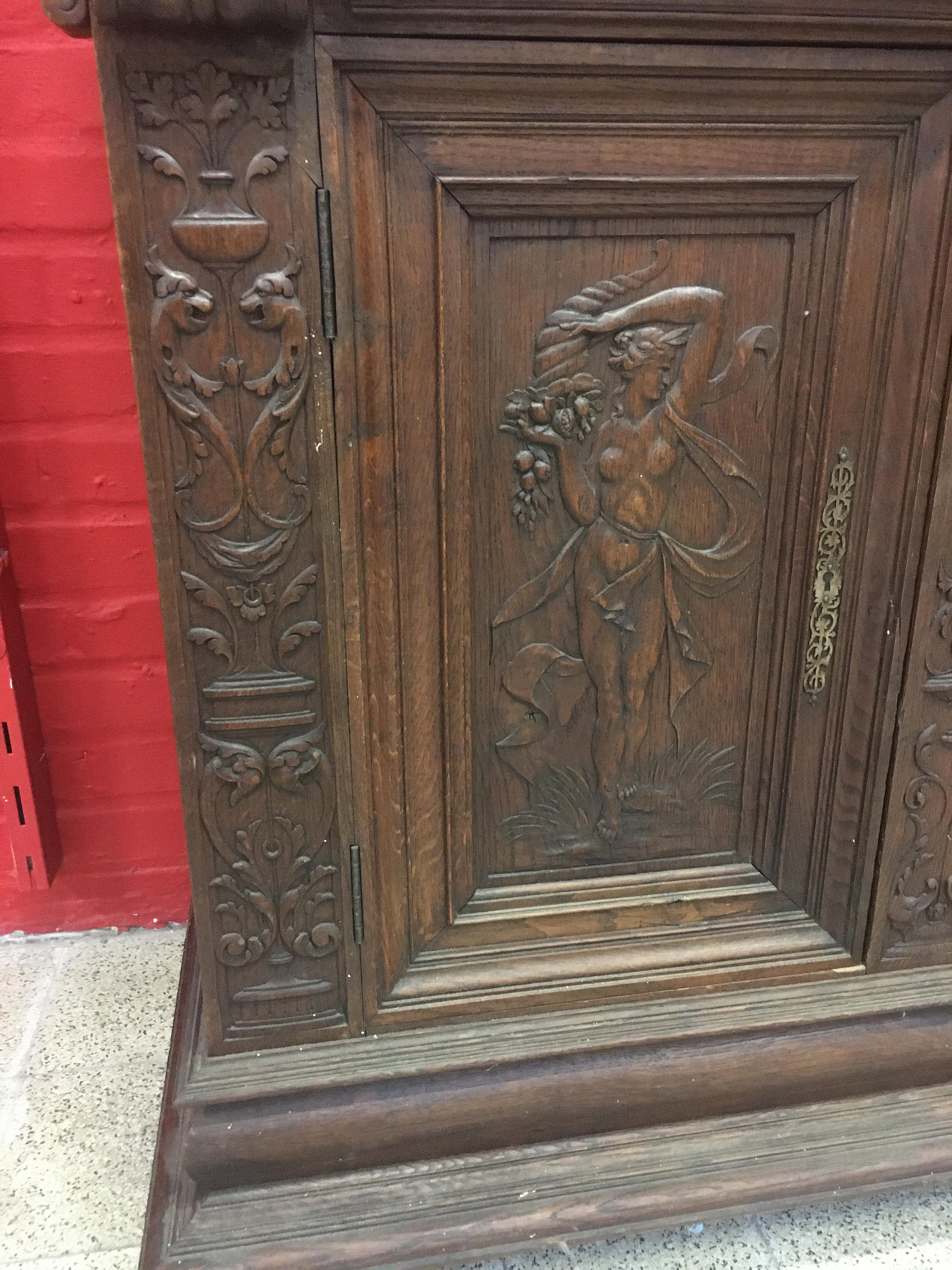 Buffet Siglo XIX Estilo Renacentista Roble Tallado con Inclusión de Platos de Mármol en venta 8