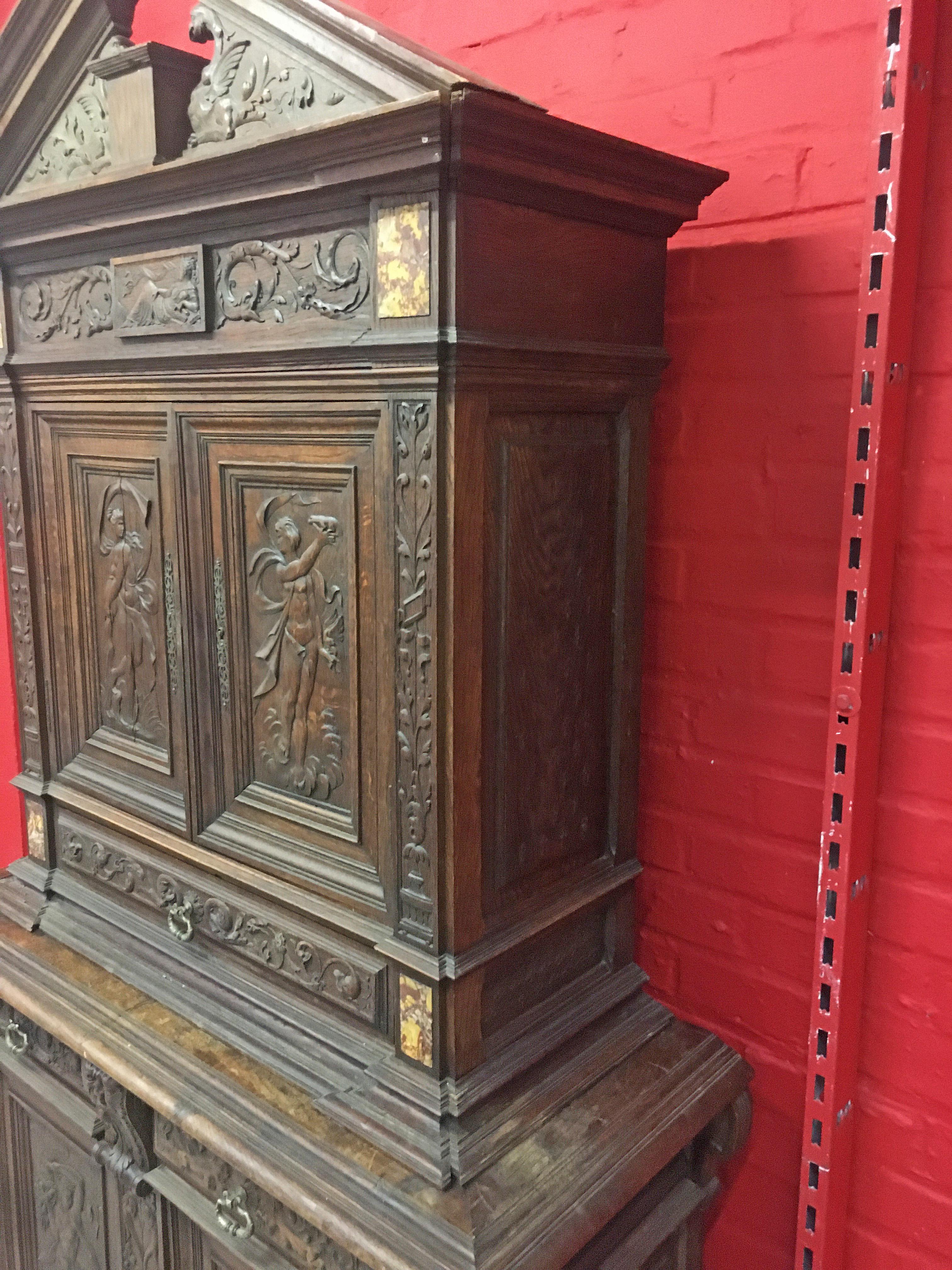 Buffet Siglo XIX Estilo Renacentista Roble Tallado con Inclusión de Platos de Mármol en venta 1