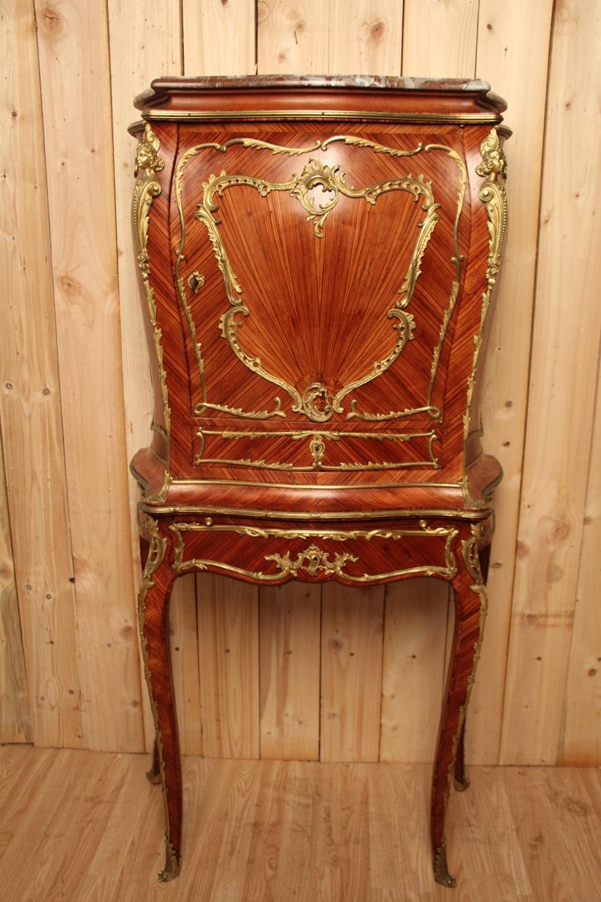Buffet Napoléon III du 19ème siècle, magnifiquement réalisé avec une riche ornementation de bronzes dorés, modèle avec une porte, deux tiroirs et une étagère, usure minime et manque d'utilisation dû au temps et à l'utilisation de marbre rouge, ce