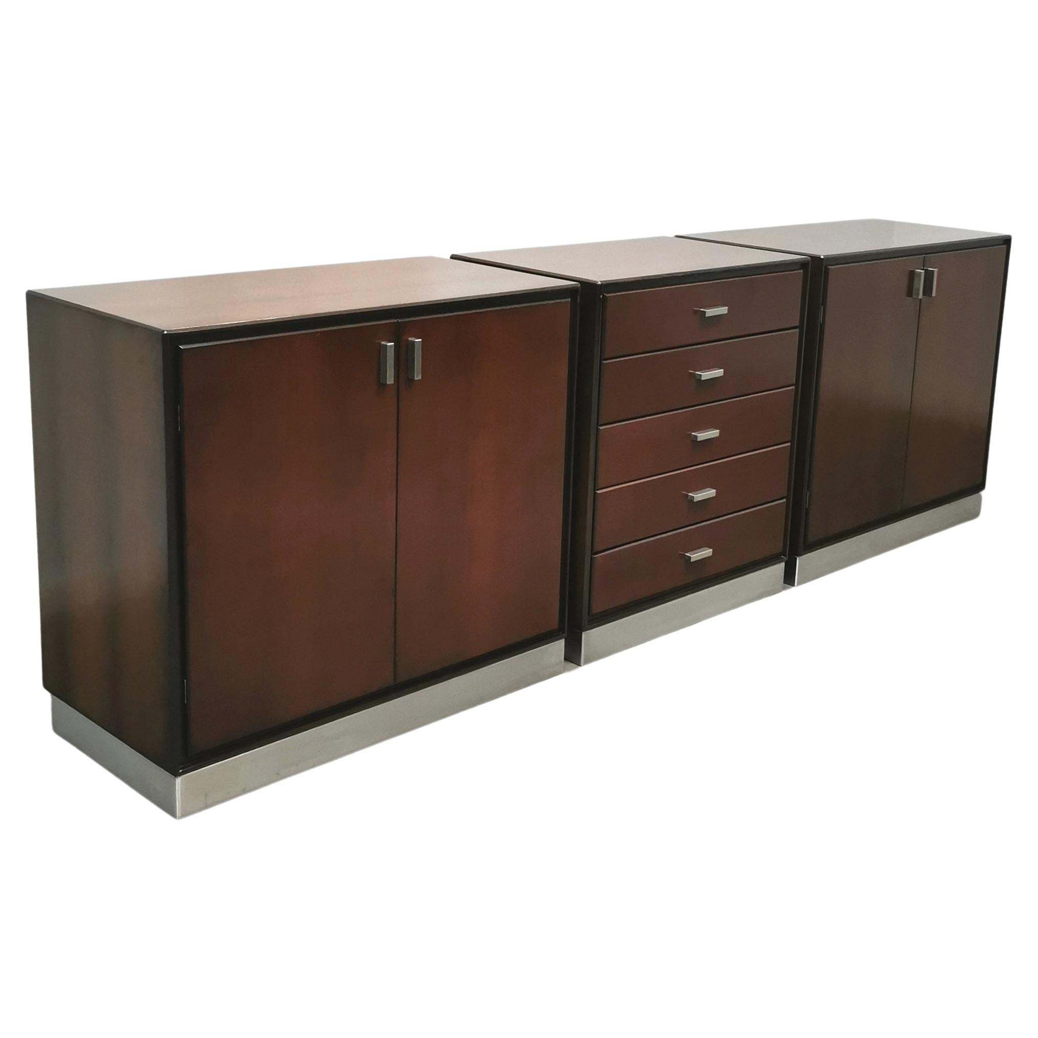 Set of 2 buffets and 1 chest of drawers designed by Gianni Moscatelli and produced by the Italian company Formanova in the 70s.
The set consists of 2 buffets with 2 doors for each piece and 1 chest of drawers with 5 wooden drawers, supported by an