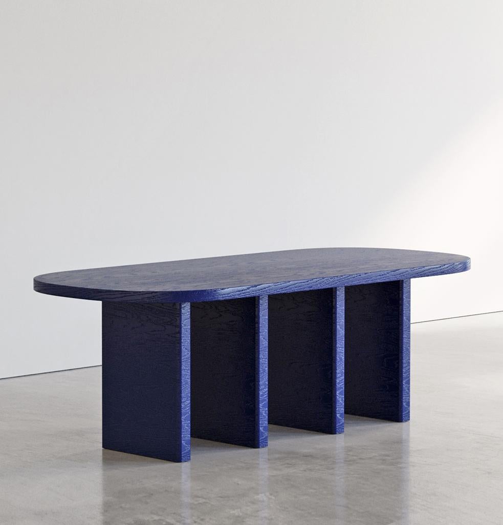 The legs arranged symmetrically one after the other reinforce the solid identity of the Bug table.
It exhibits a timeless and contemporary look with its unique color and coating.