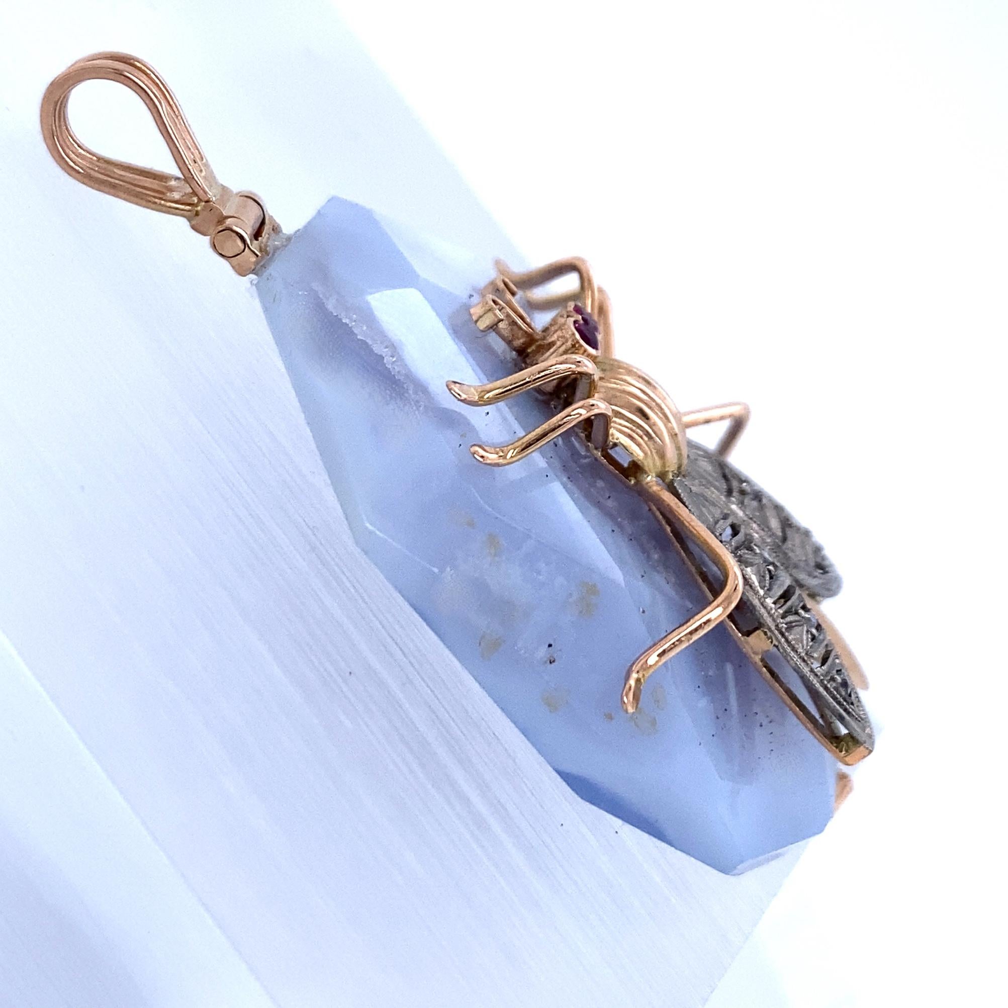 „Bug on a Rock“ Gold-Insekten auf Achat; Rubin, Saphir-Akzente und Chalcedon-Kette im Angebot 7