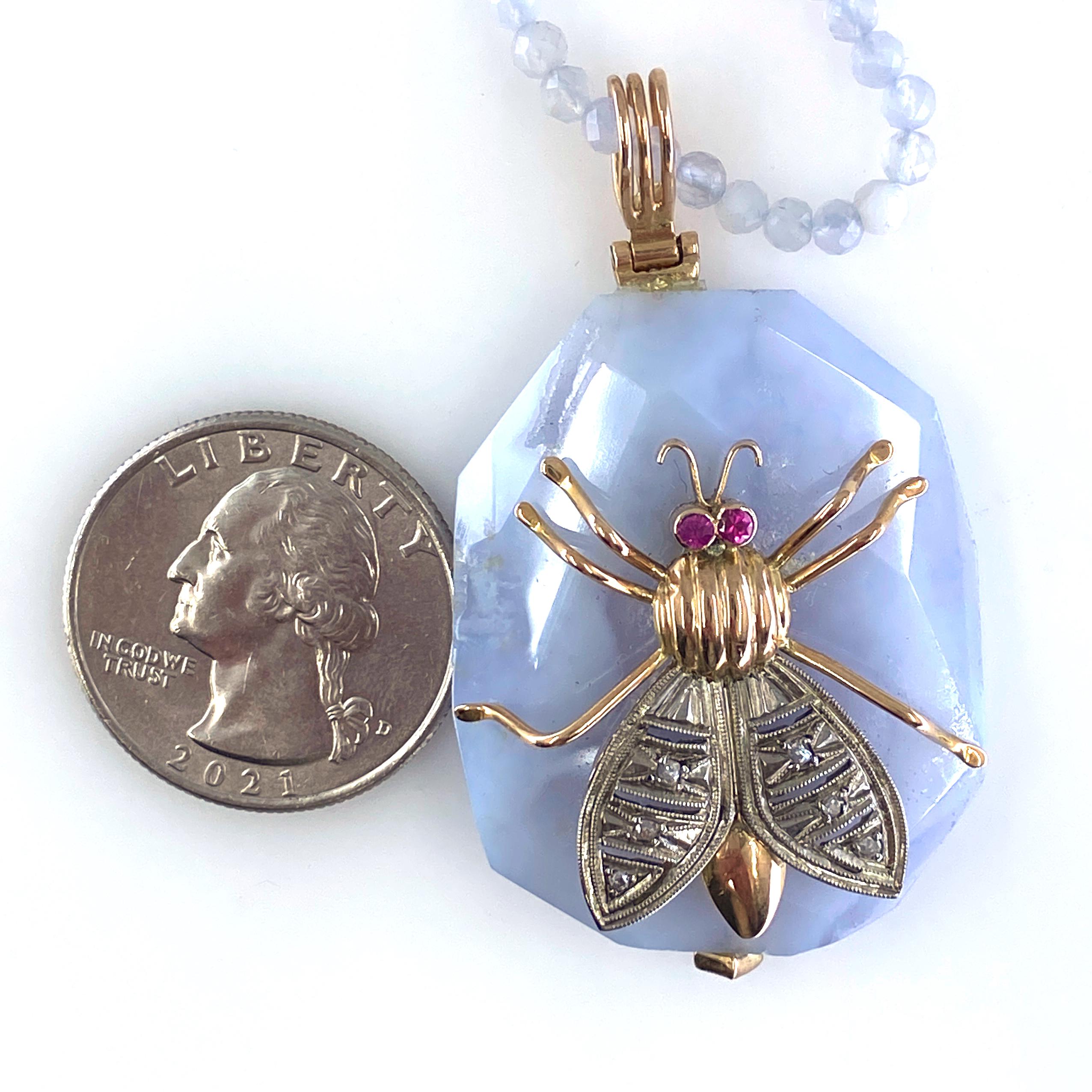 „Bug on a Rock“ Gold-Insekten auf Achat; Rubin, Saphir-Akzente und Chalcedon-Kette im Angebot 10